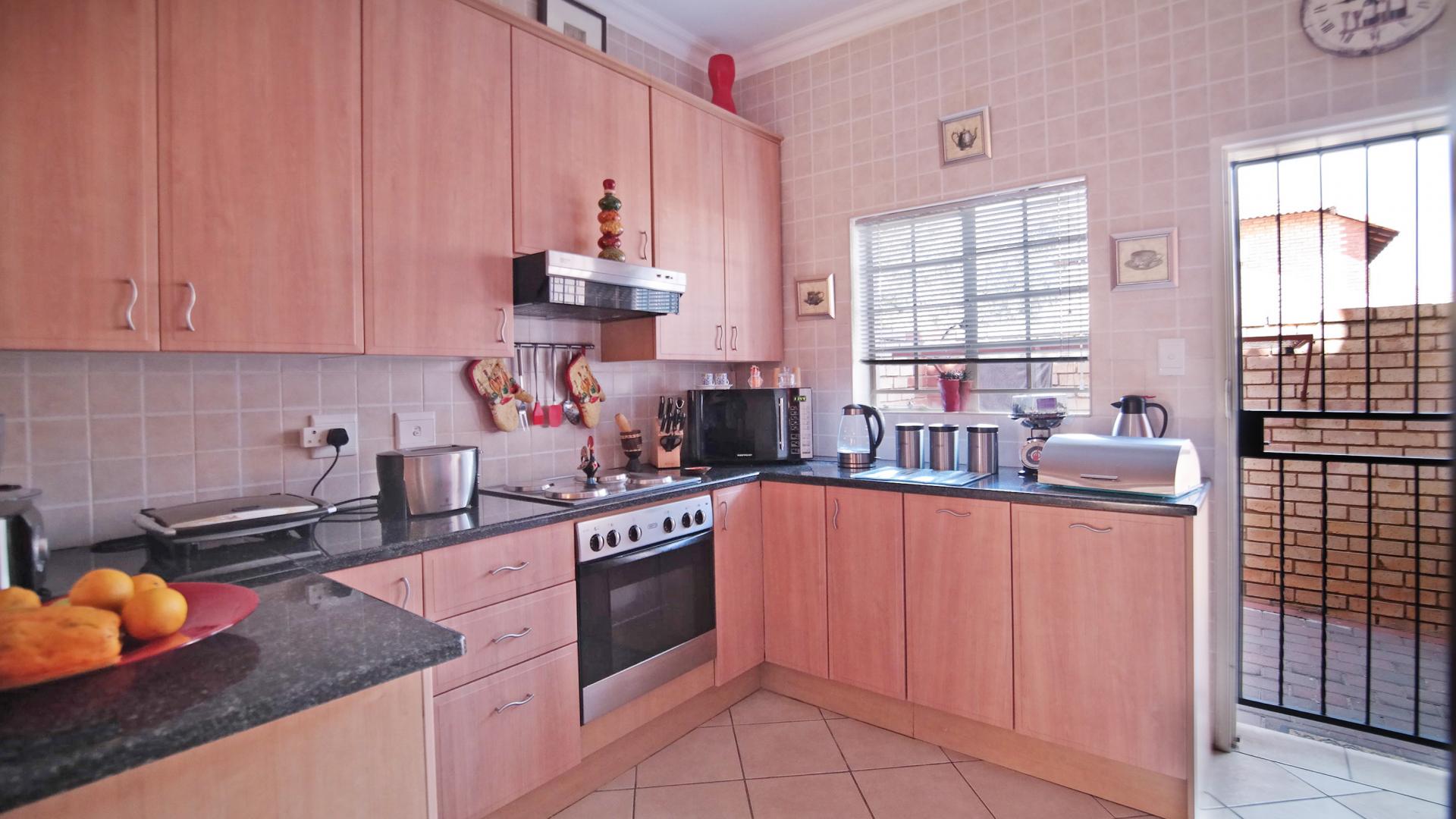 Kitchen - 11 square meters of property in The Wilds Estate