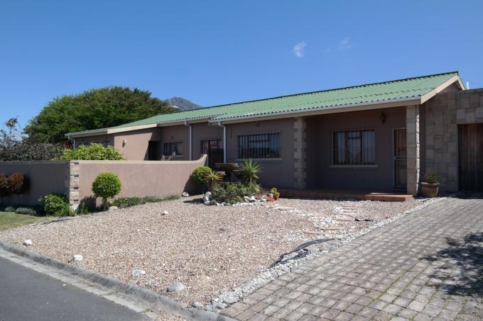 4 Bedroom House for Sale For Sale in Kleinmond - Home Sell - MR135478