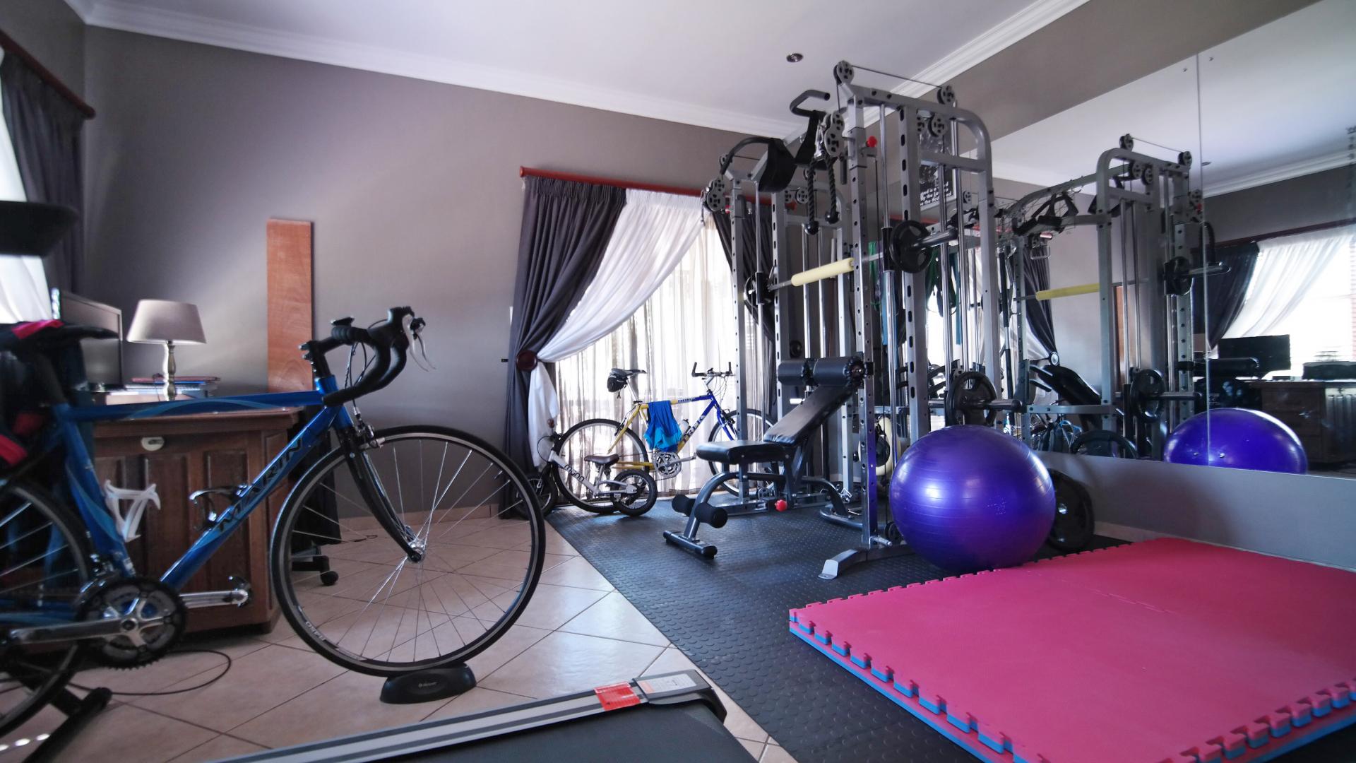 Lounges - 20 square meters of property in The Wilds Estate