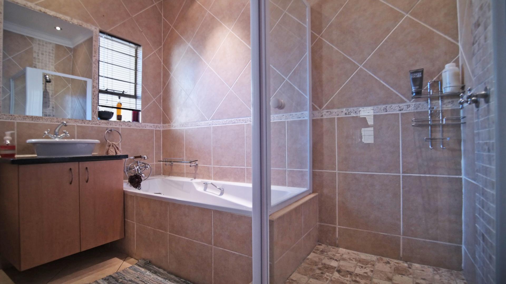 Bathroom 1 - 8 square meters of property in The Wilds Estate