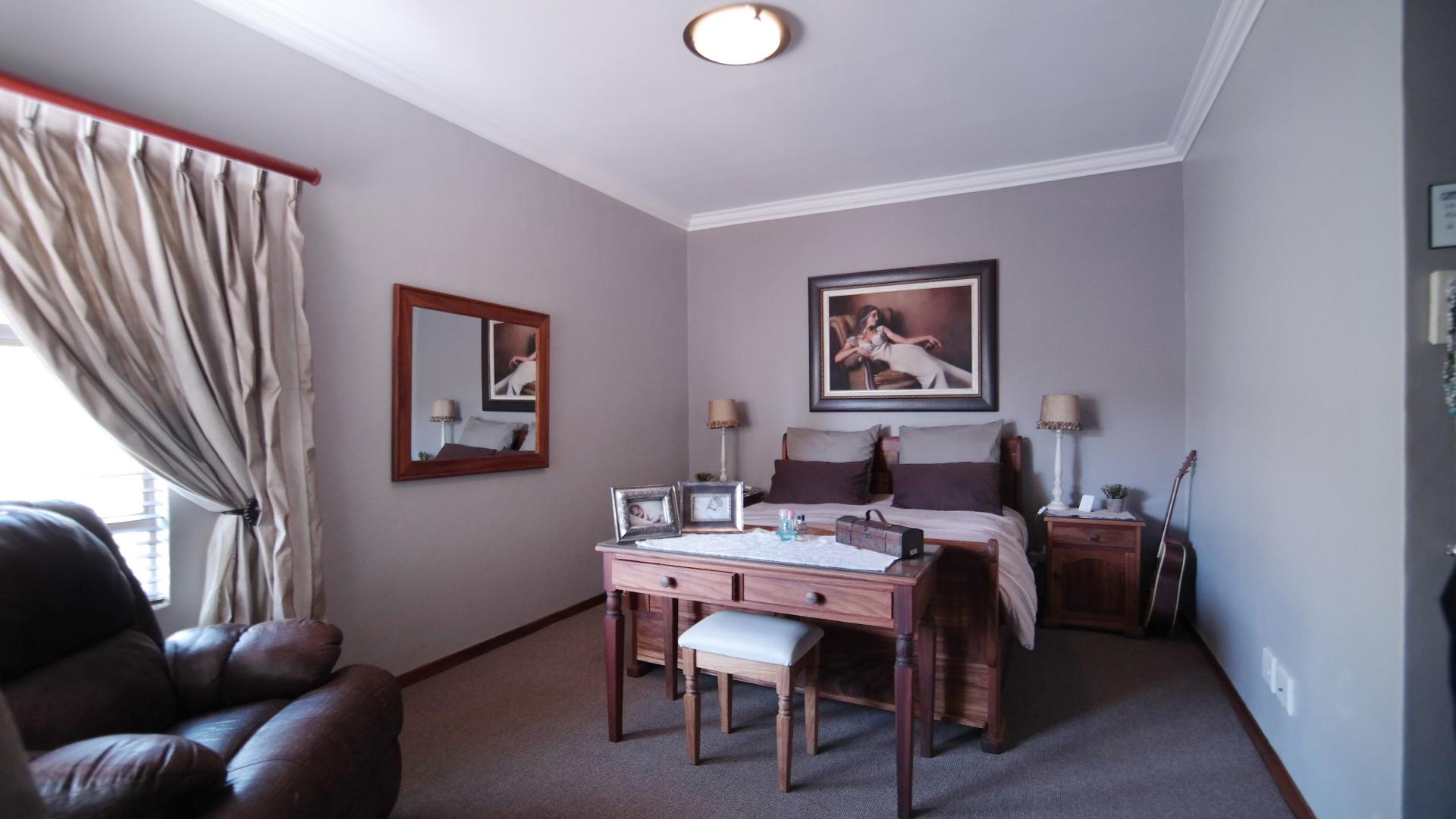 Main Bedroom - 22 square meters of property in The Wilds Estate