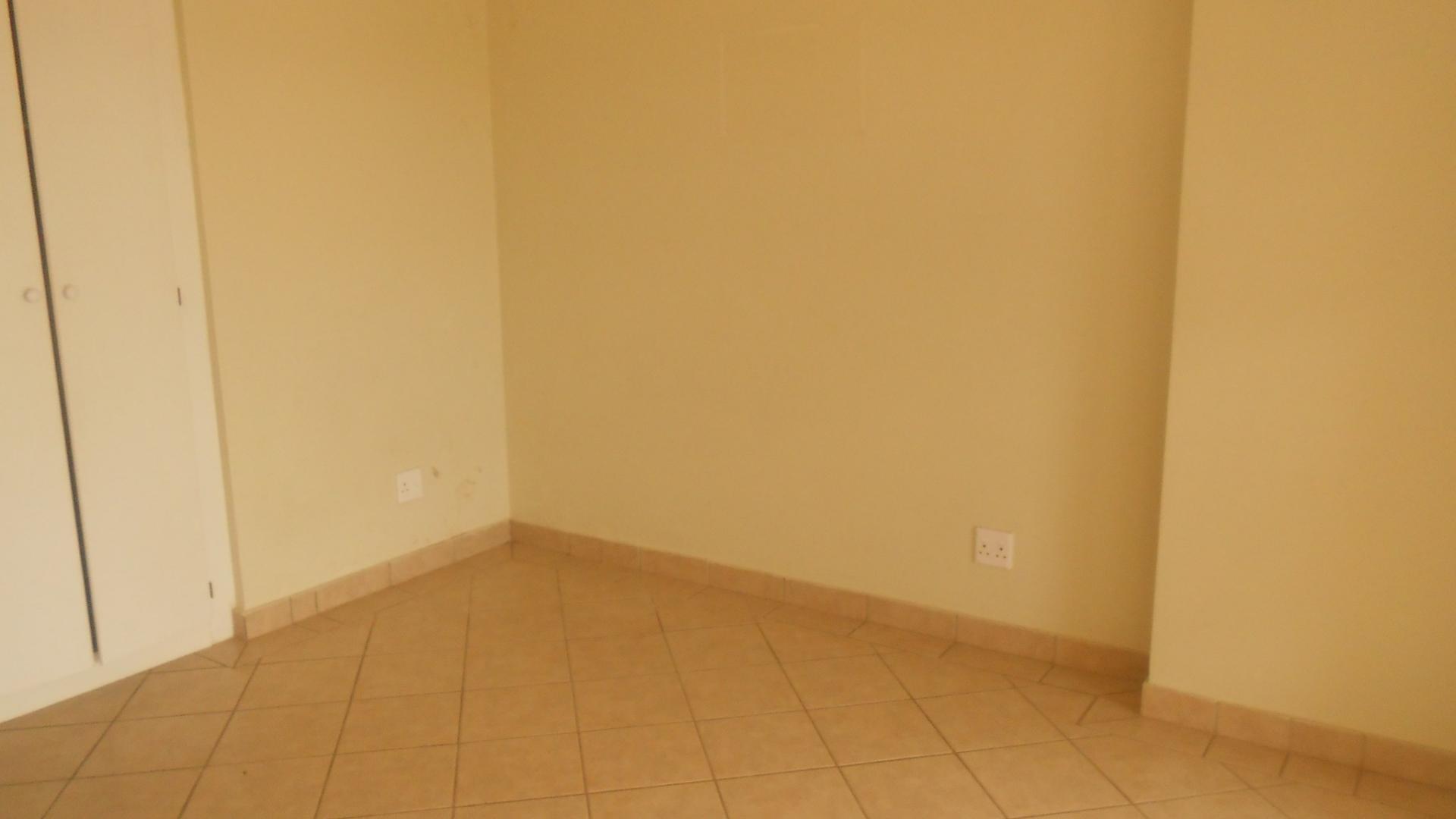 Main Bedroom - 20 square meters of property in Silver Lakes Golf Estate