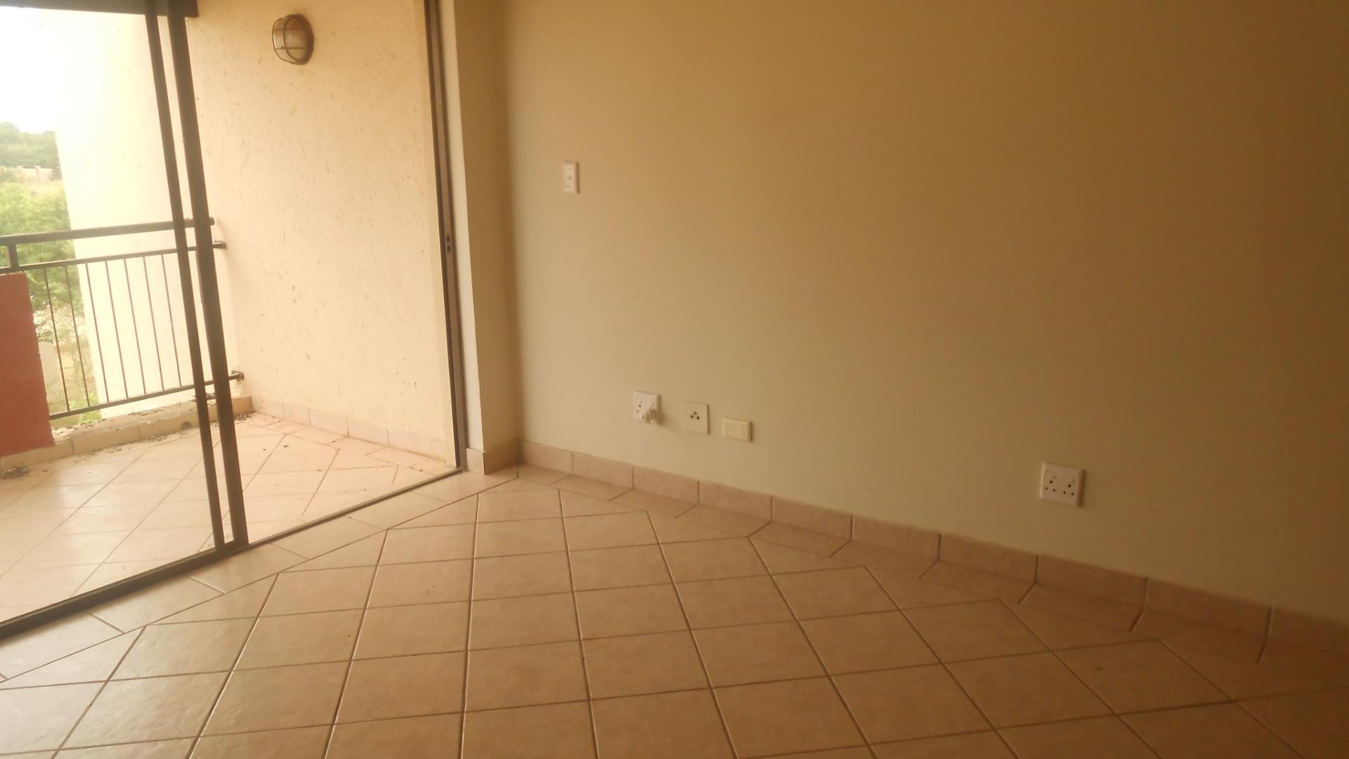 Main Bedroom - 20 square meters of property in Silver Lakes Golf Estate