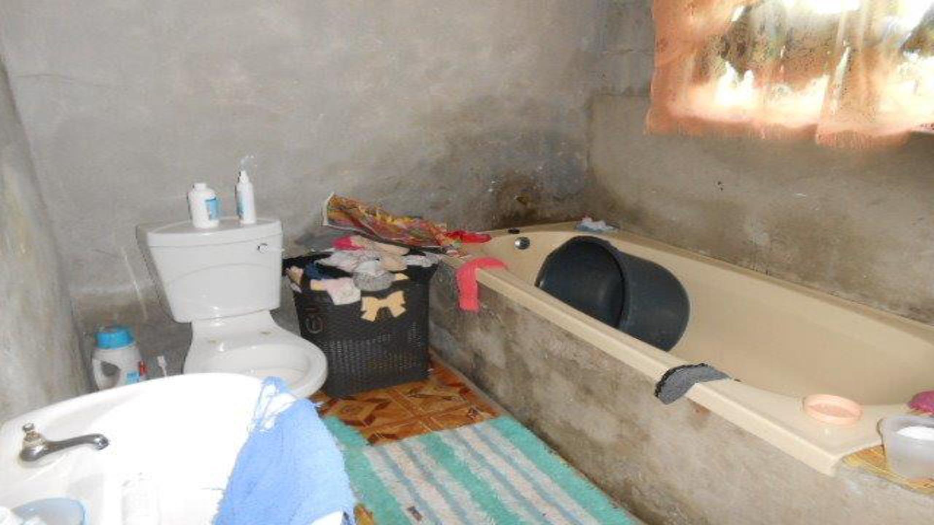 Bathroom 1 of property in Mfuleni