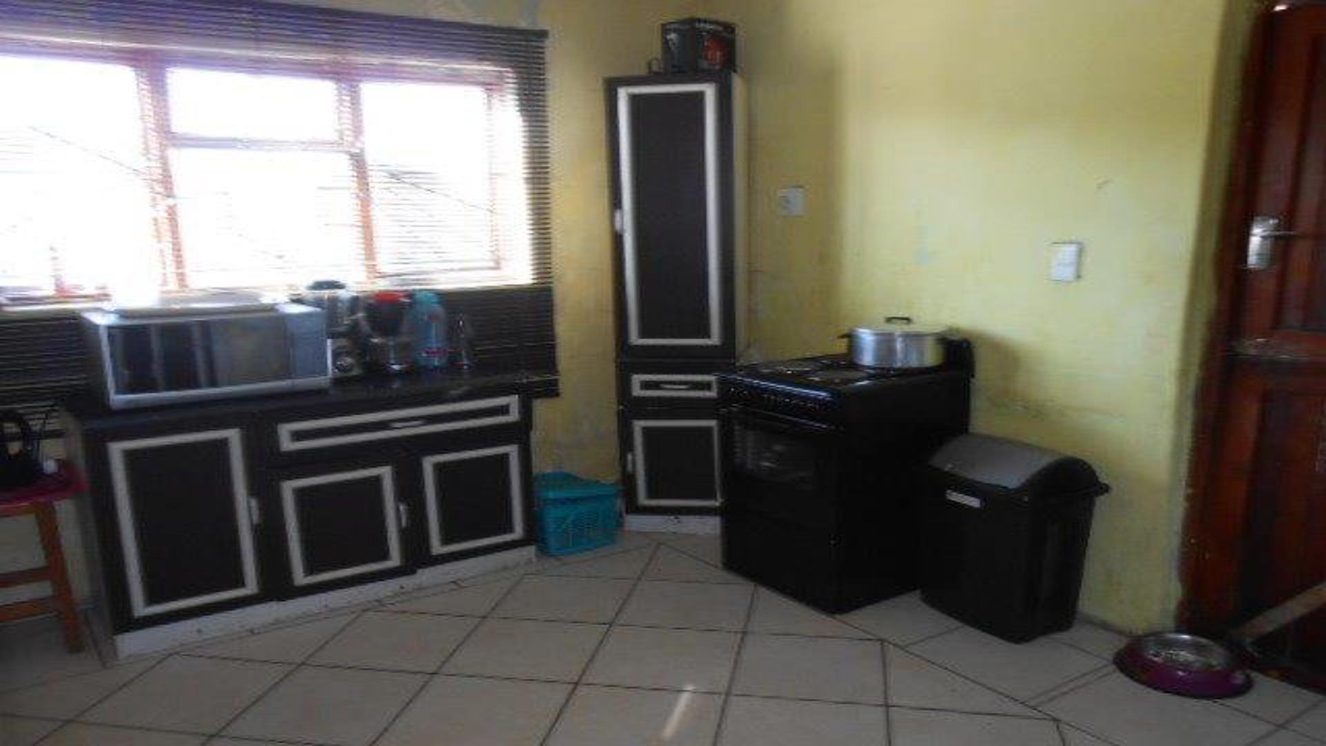 Kitchen of property in Mfuleni
