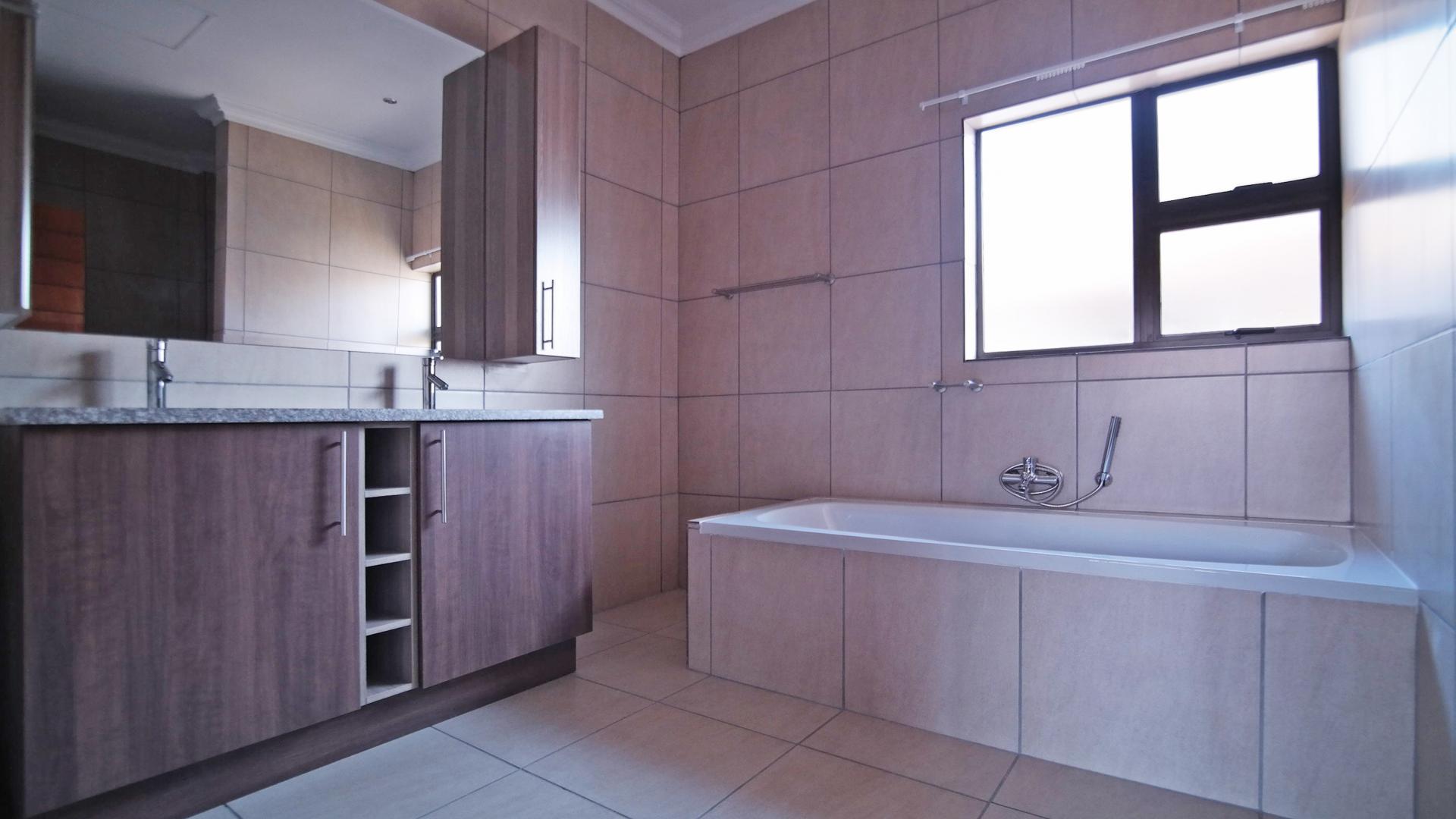 Main Bathroom - 21 square meters of property in Six Fountains Estate