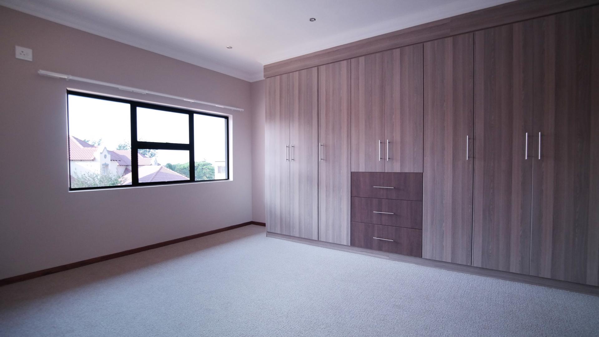 Main Bedroom - 35 square meters of property in Six Fountains Estate