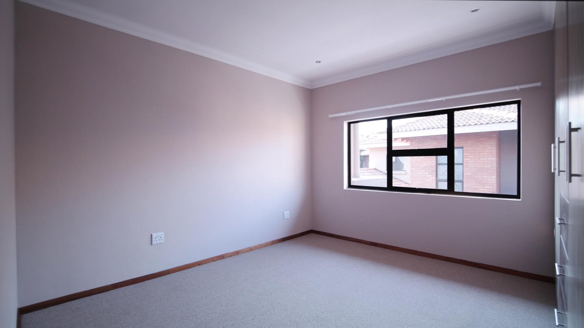 Bed Room 1 - 28 square meters of property in Six Fountains Estate