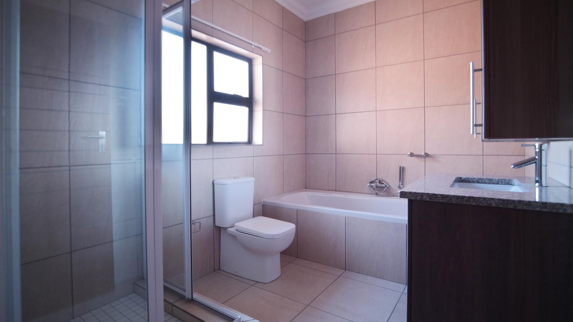 Bathroom 1 - 13 square meters of property in Six Fountains Estate