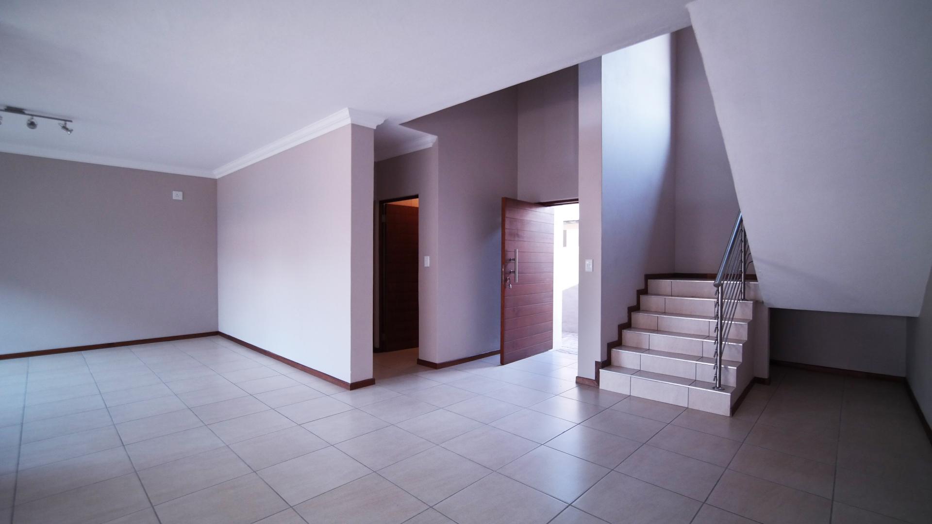 Dining Room - 19 square meters of property in Six Fountains Estate