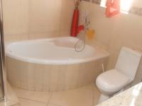Main Bathroom - 11 square meters of property in Kosmos Ridge