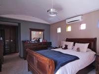 Main Bedroom - 38 square meters of property in Willow Acres Estate