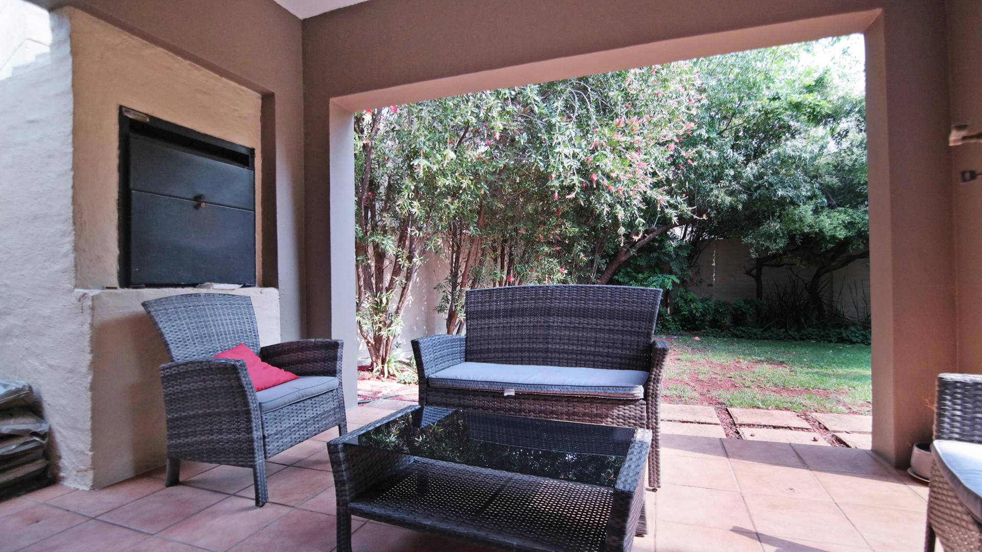 Patio - 11 square meters of property in Woodhill Golf Estate