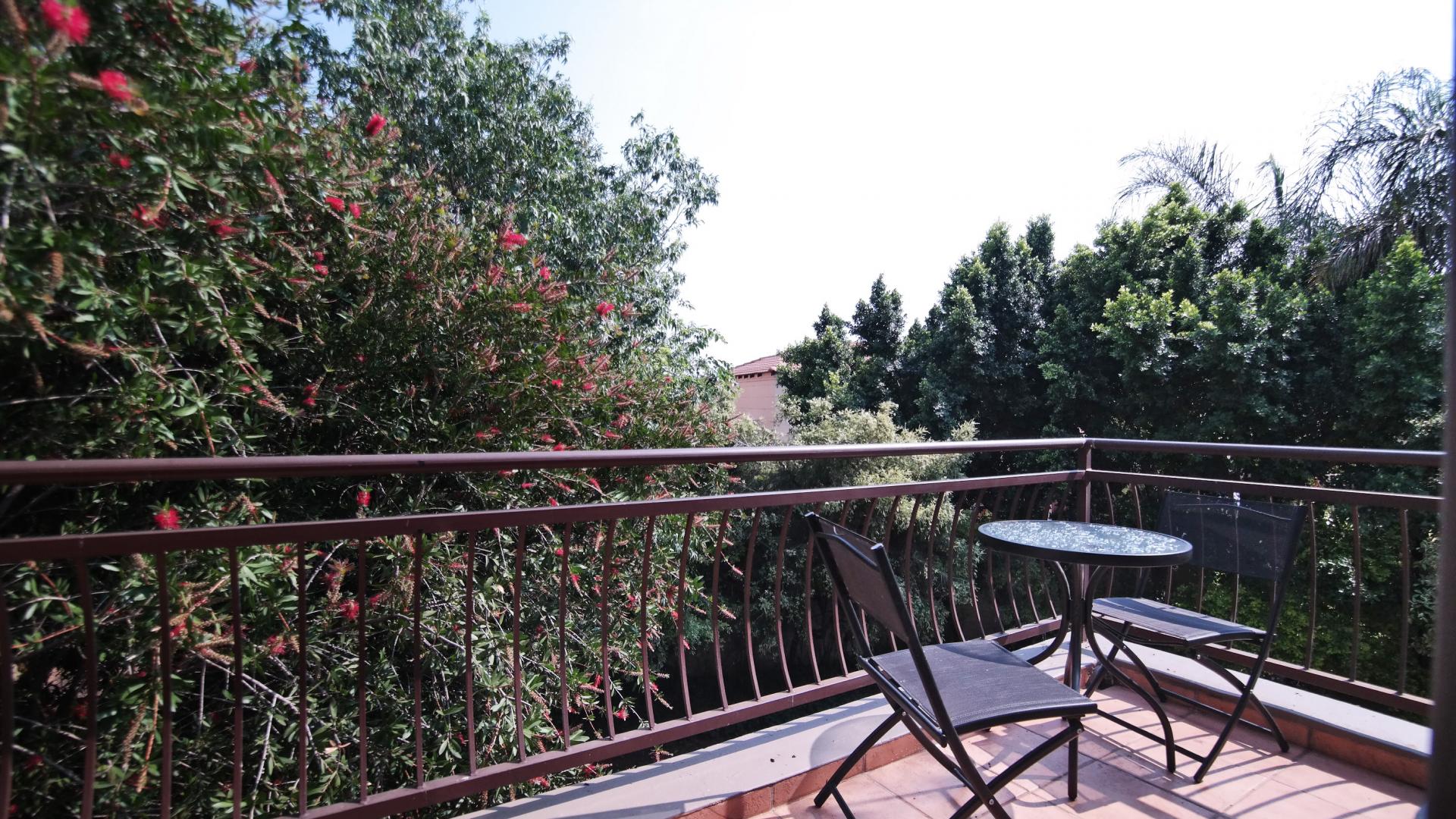 Balcony - 5 square meters of property in Woodhill Golf Estate