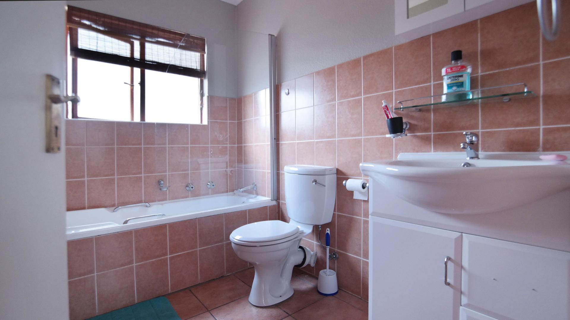 Main Bathroom - 6 square meters of property in Woodhill Golf Estate