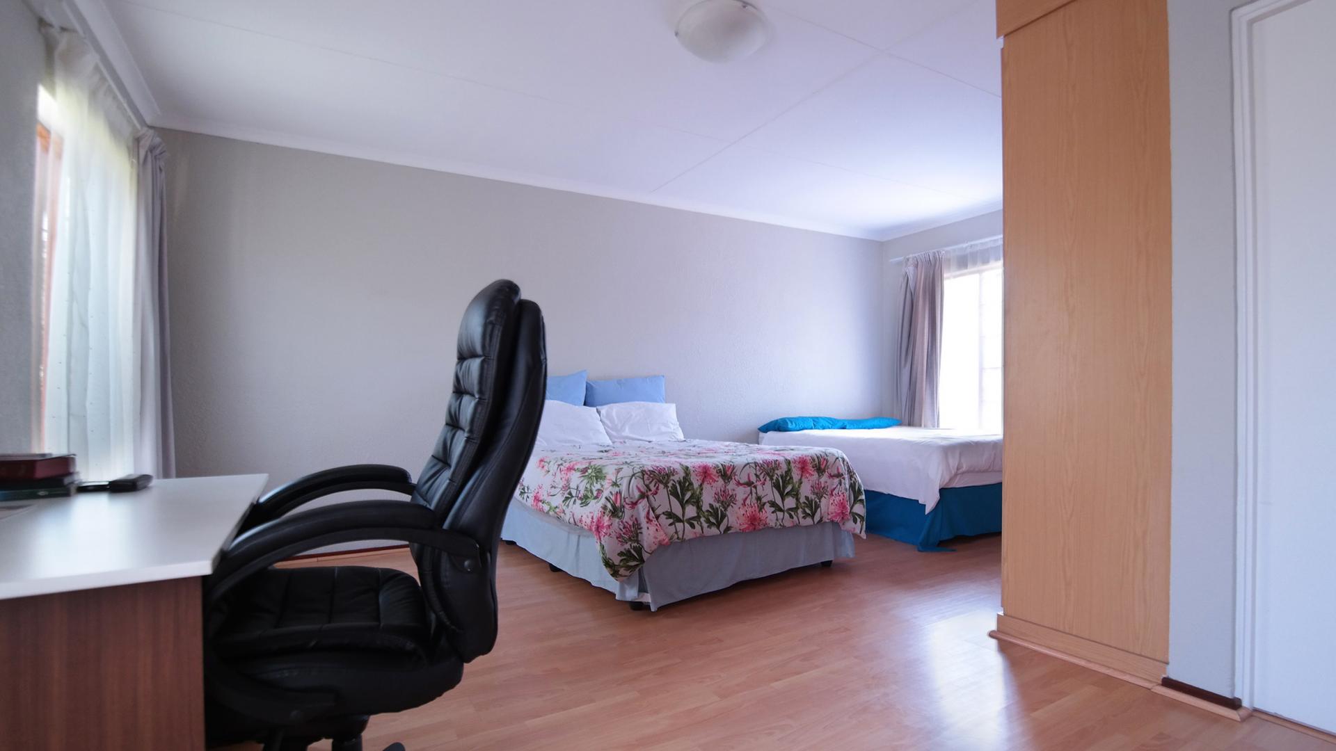 Main Bedroom - 29 square meters of property in Woodhill Golf Estate