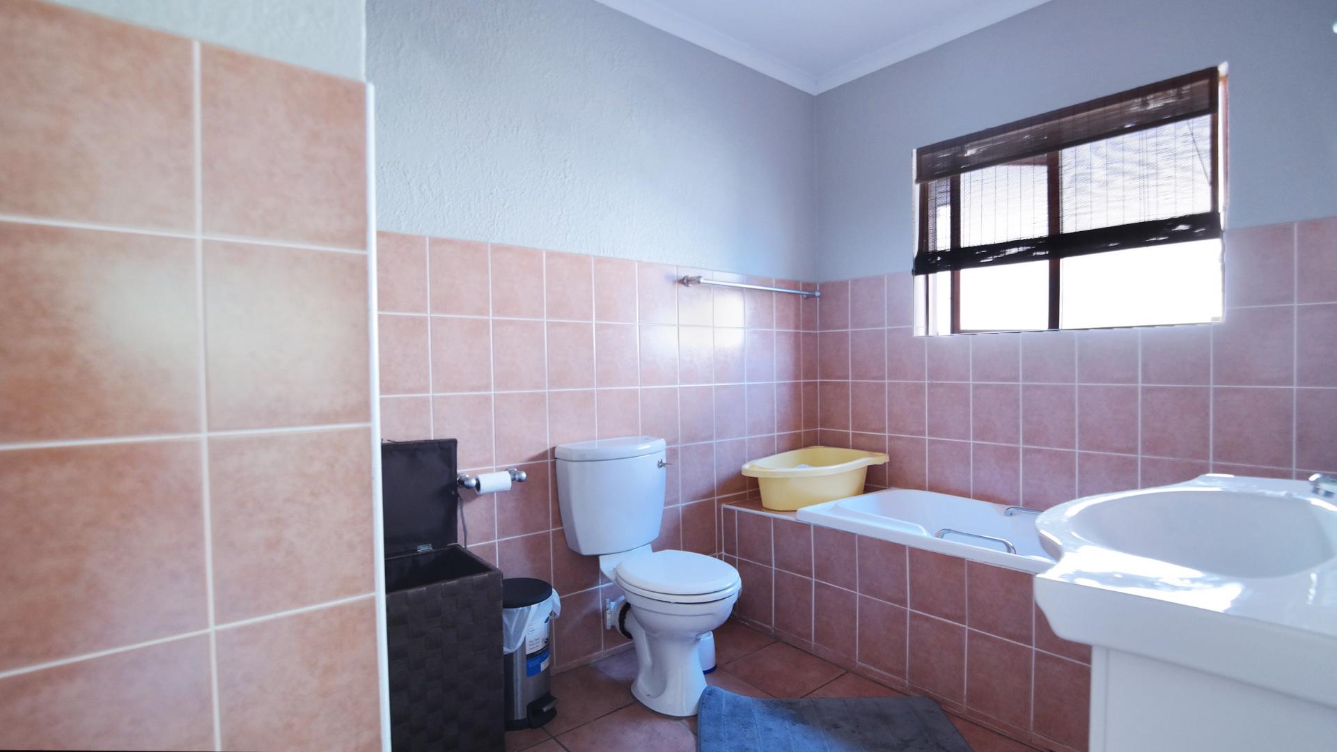 Bathroom 1 - 9 square meters of property in Woodhill Golf Estate