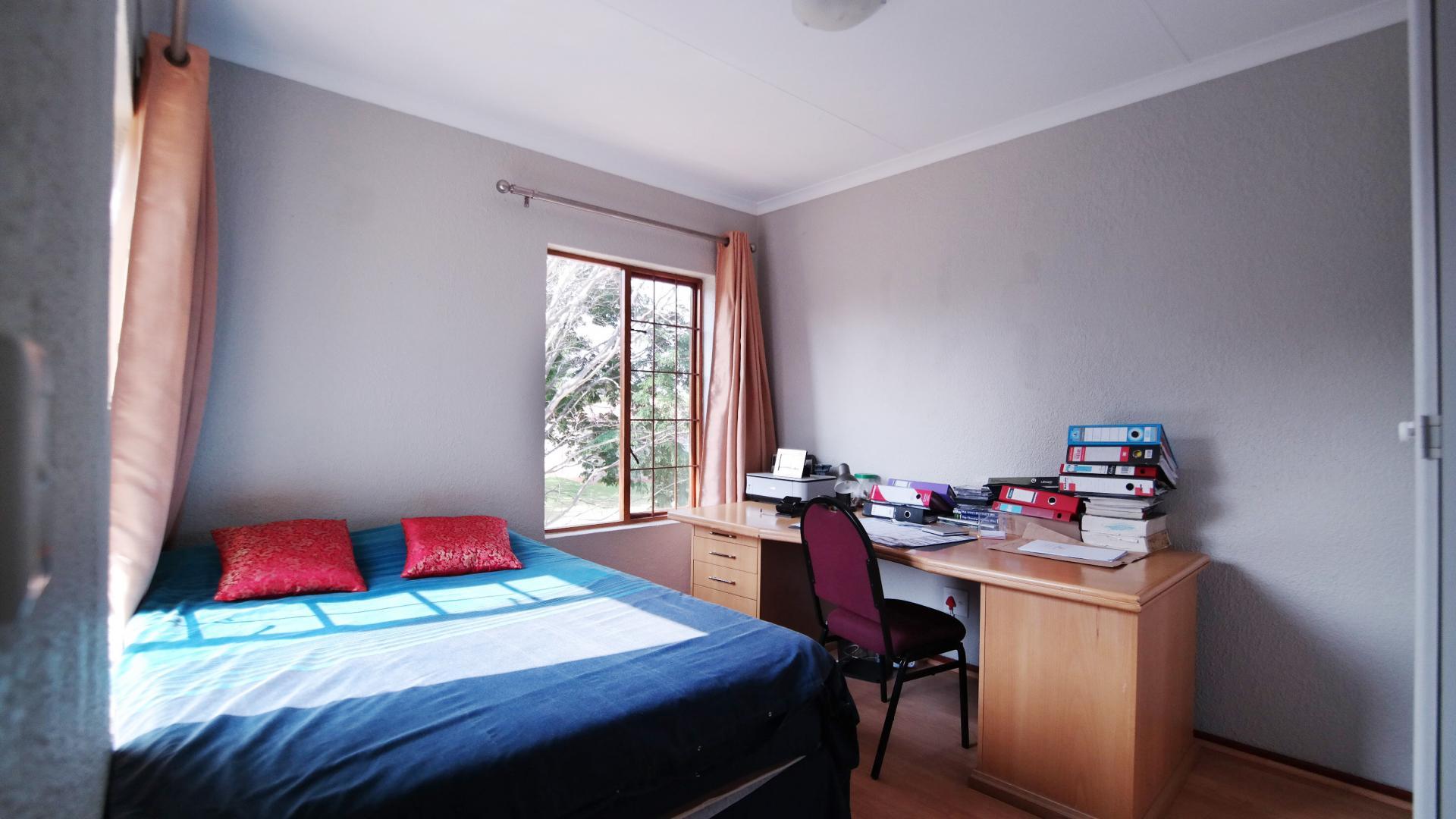 Bed Room 2 - 12 square meters of property in Woodhill Golf Estate