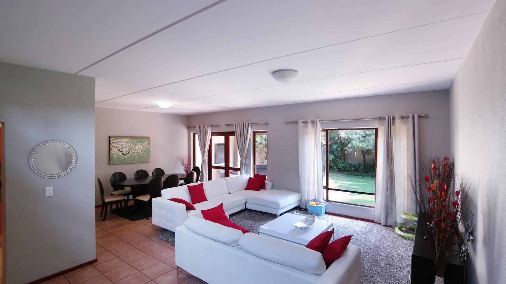 Lounges - 25 square meters of property in Woodhill Golf Estate