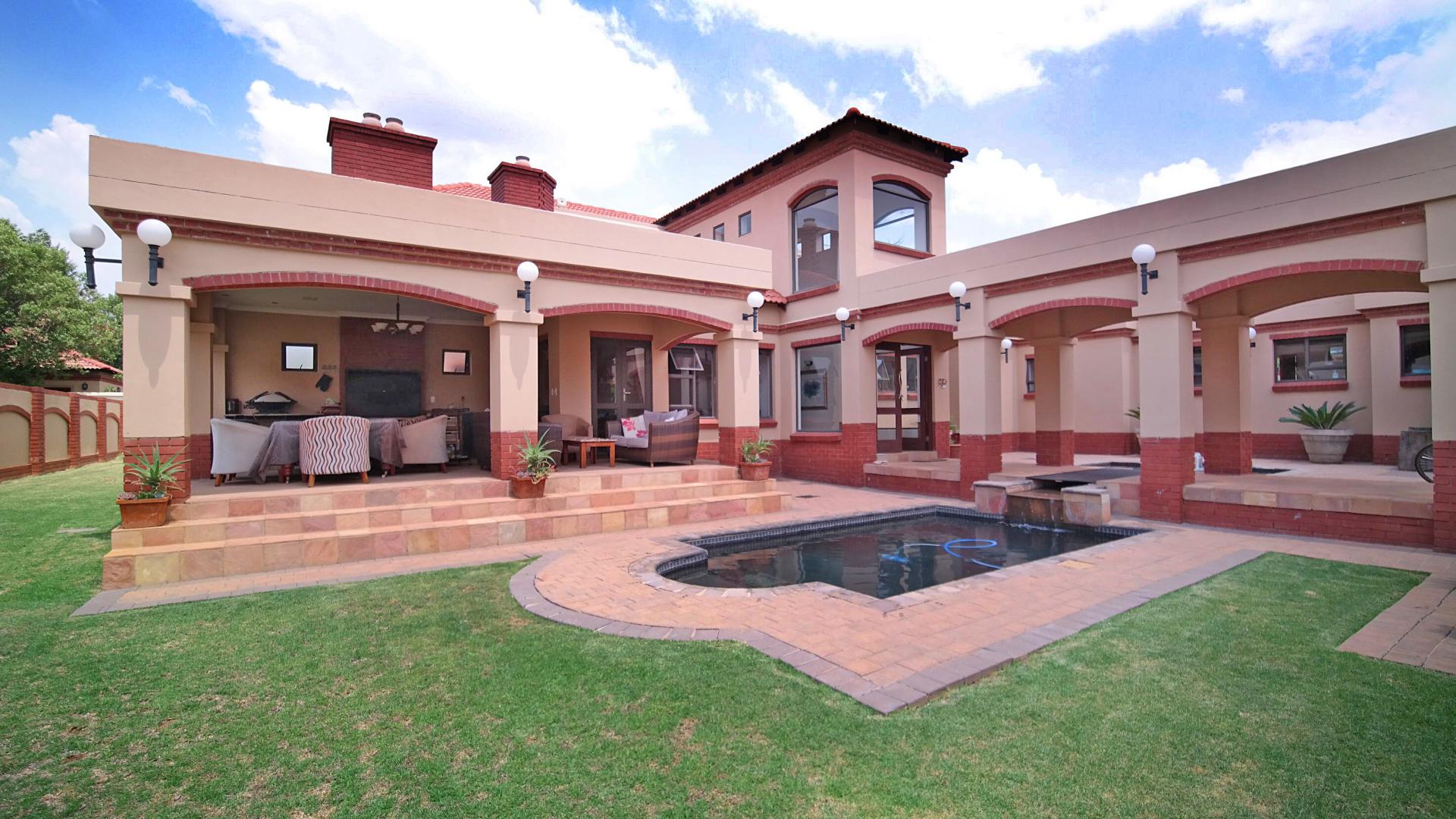 Front View of property in Silver Lakes Golf Estate