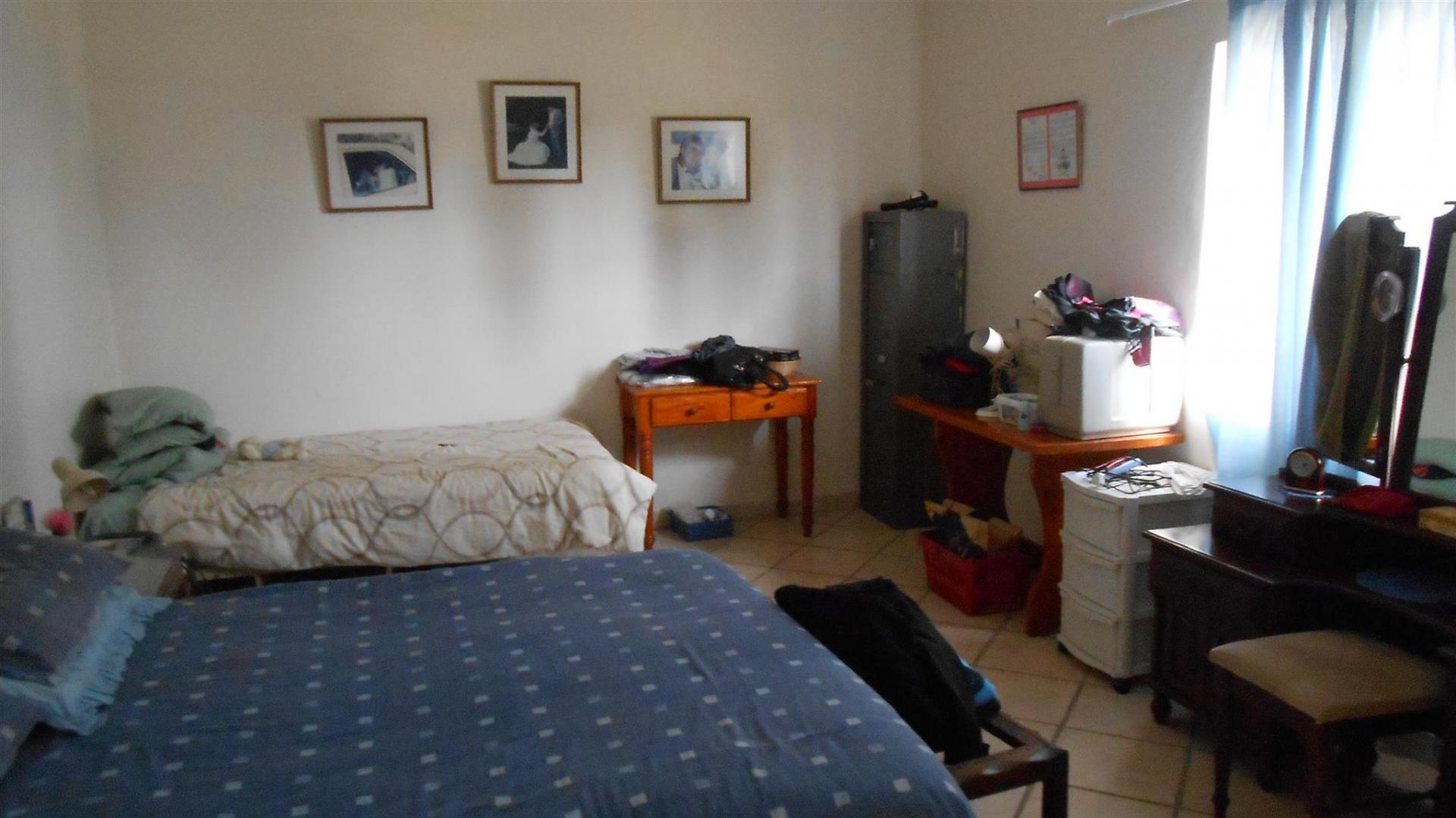 Bed Room 1 - 29 square meters of property in Eloff