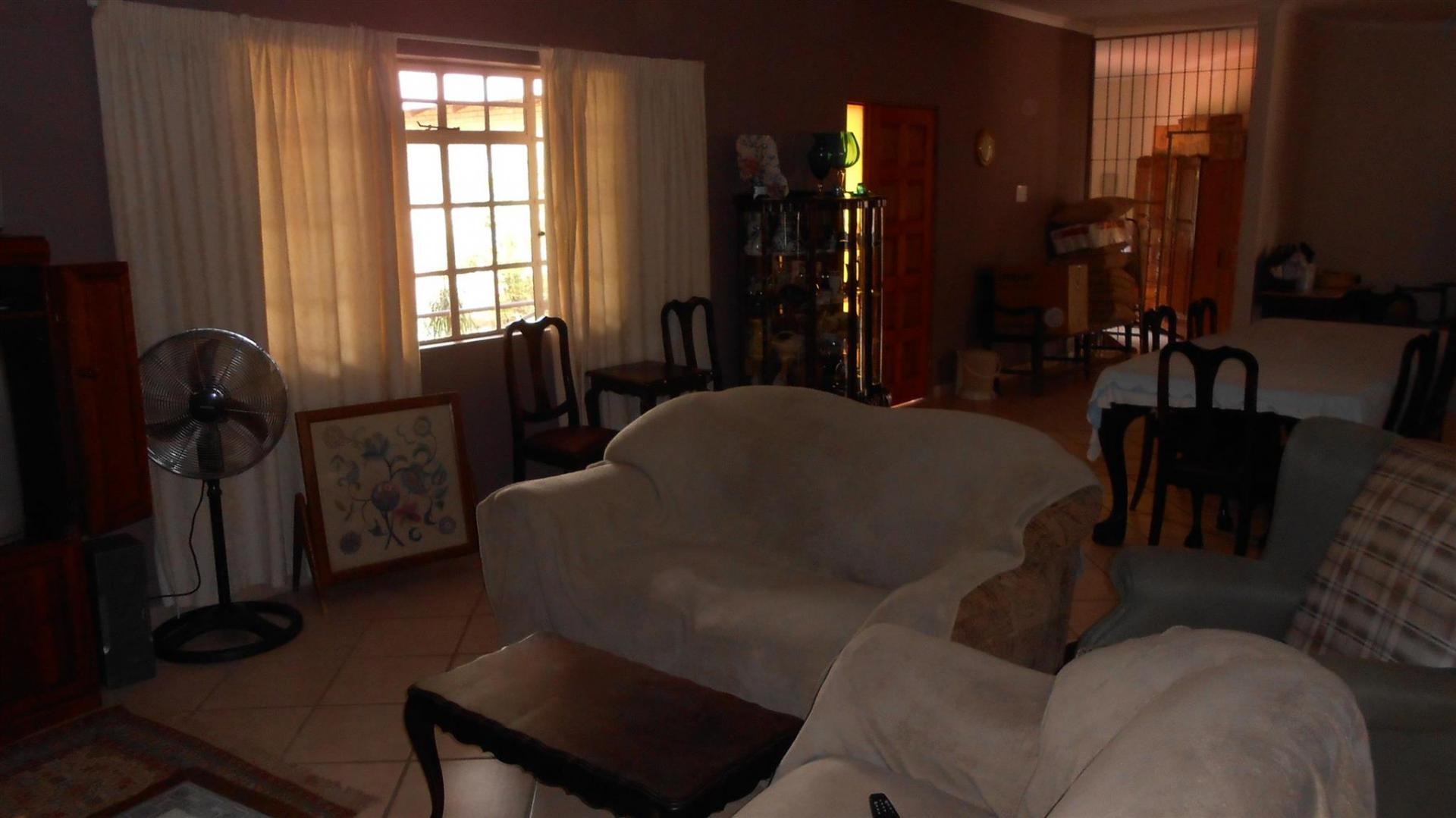 Lounges - 29 square meters of property in Eloff