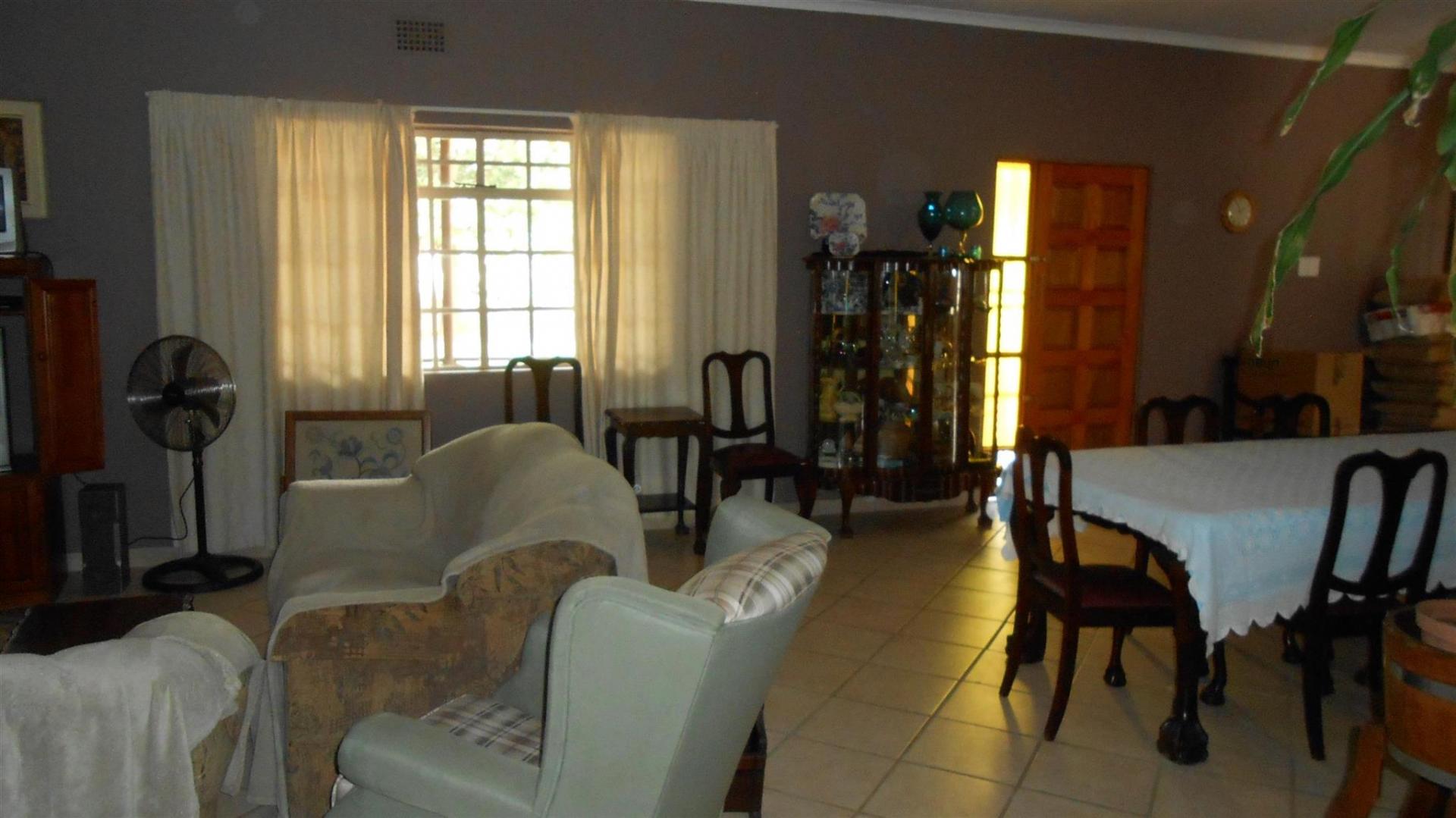 Lounges - 29 square meters of property in Eloff