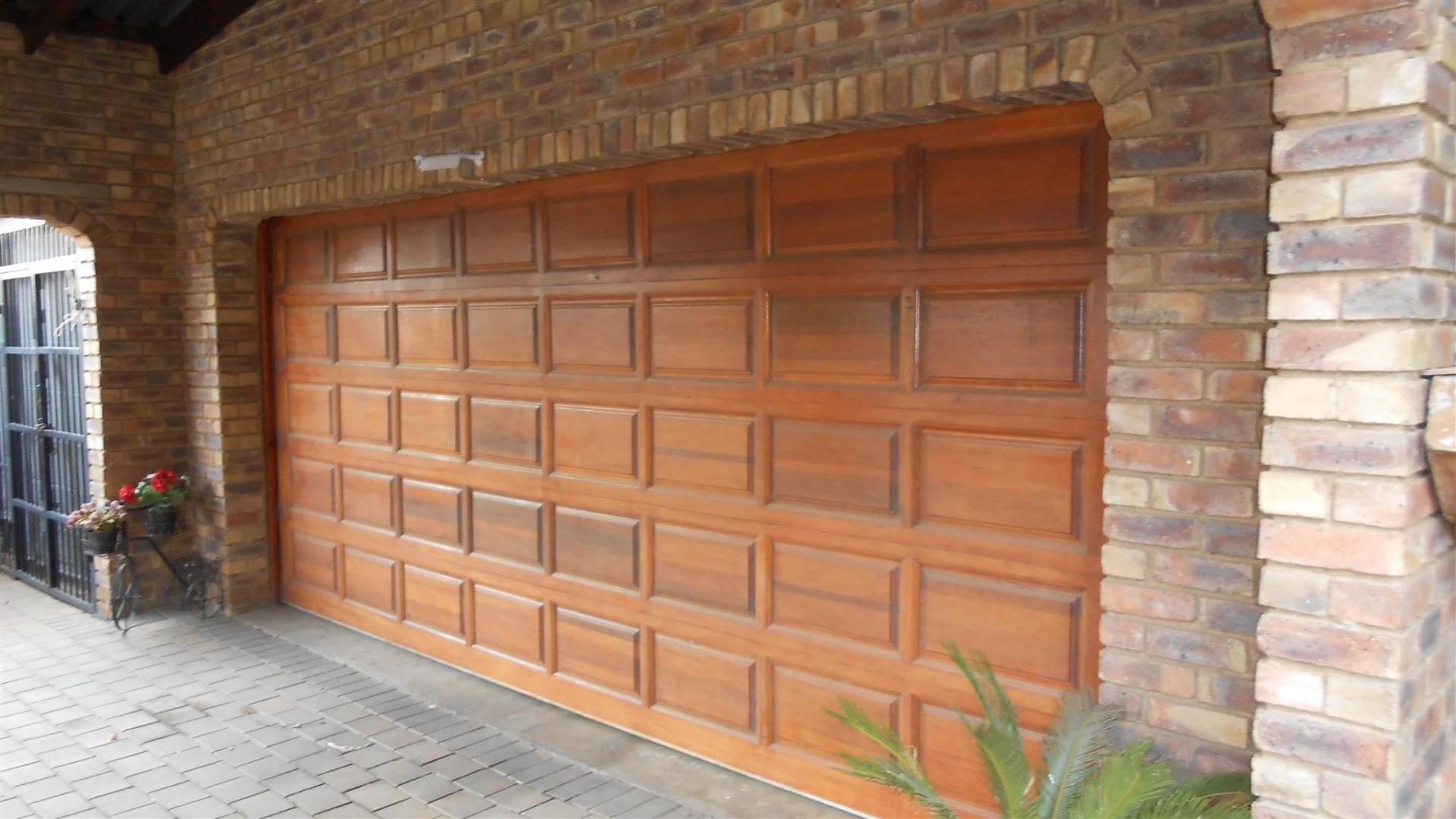 Front View of property in Glen Marais