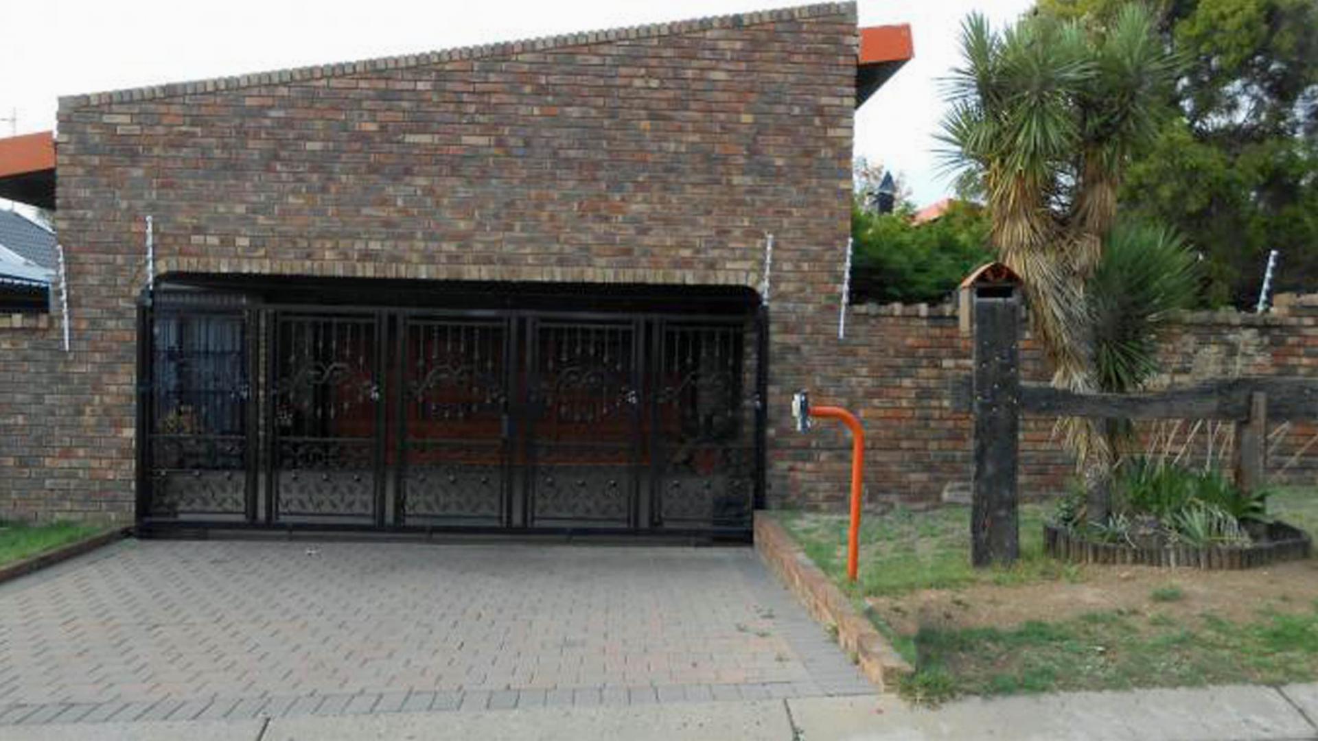 Front View of property in Glen Marais