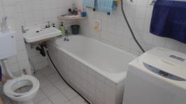 Main Bathroom - 5 square meters of property in Bonaero Park