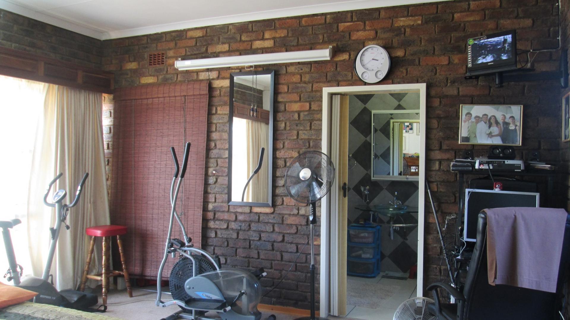 Main Bedroom - 35 square meters of property in Buyscelia AH