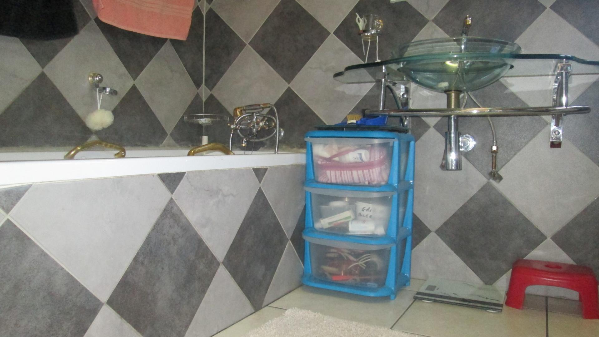 Main Bathroom - 11 square meters of property in Buyscelia AH