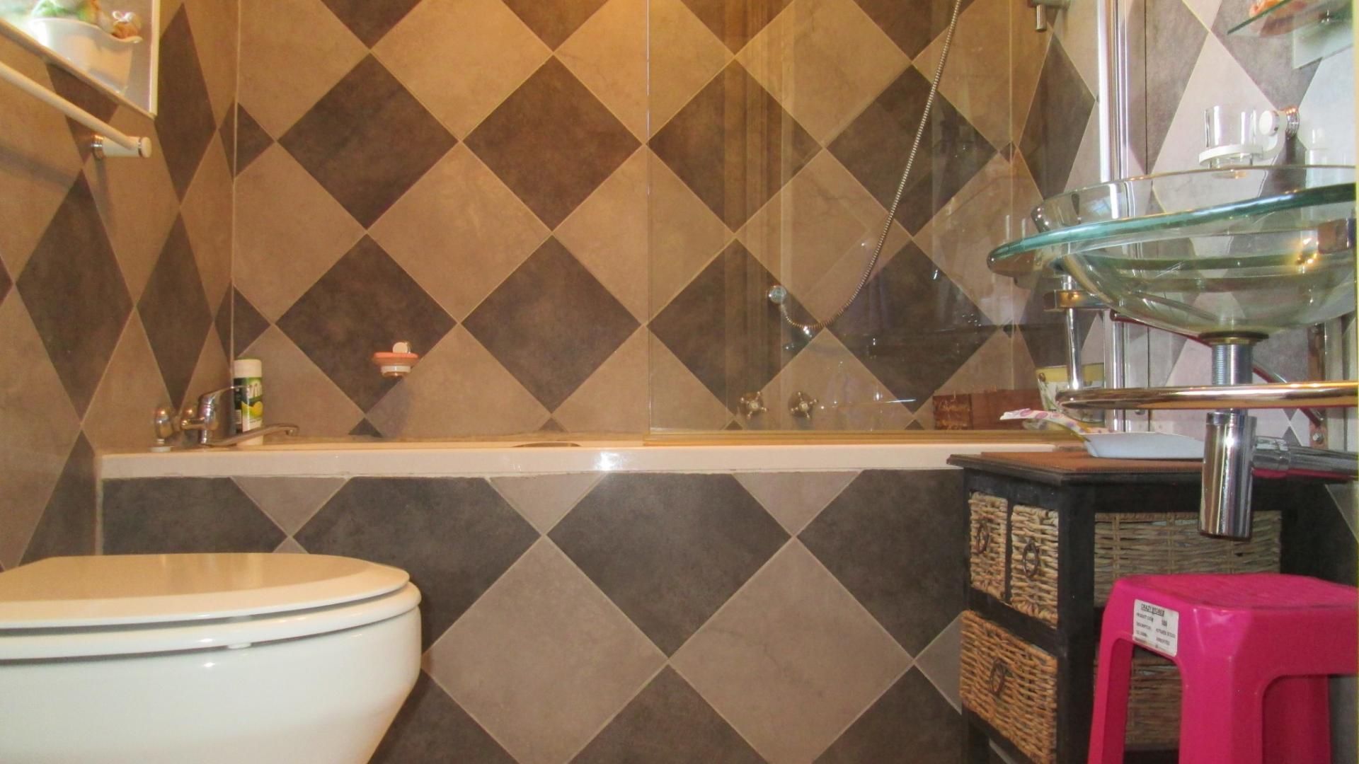Bathroom 1 - 4 square meters of property in Buyscelia AH