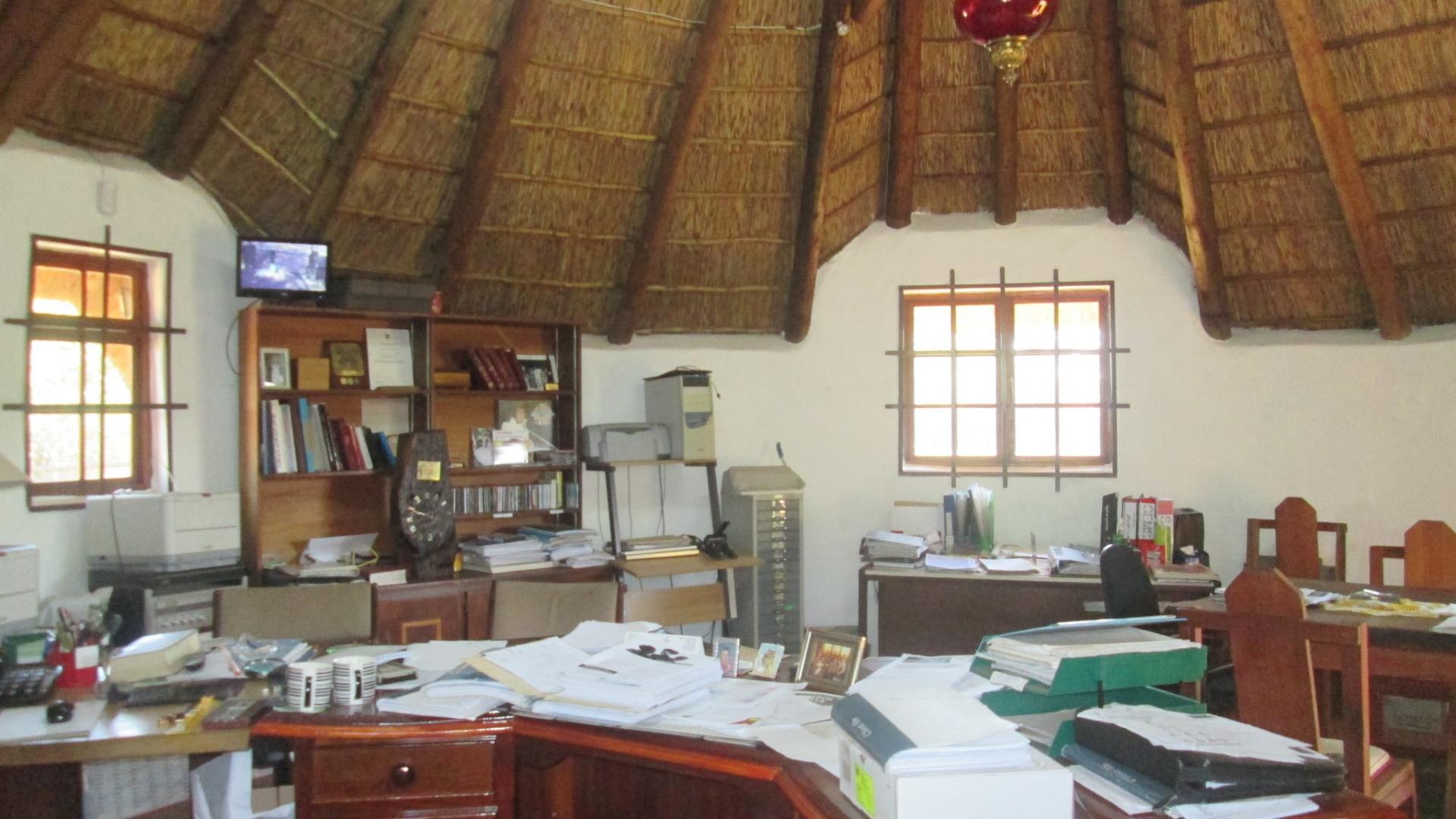 Rooms - 282 square meters of property in Buyscelia AH