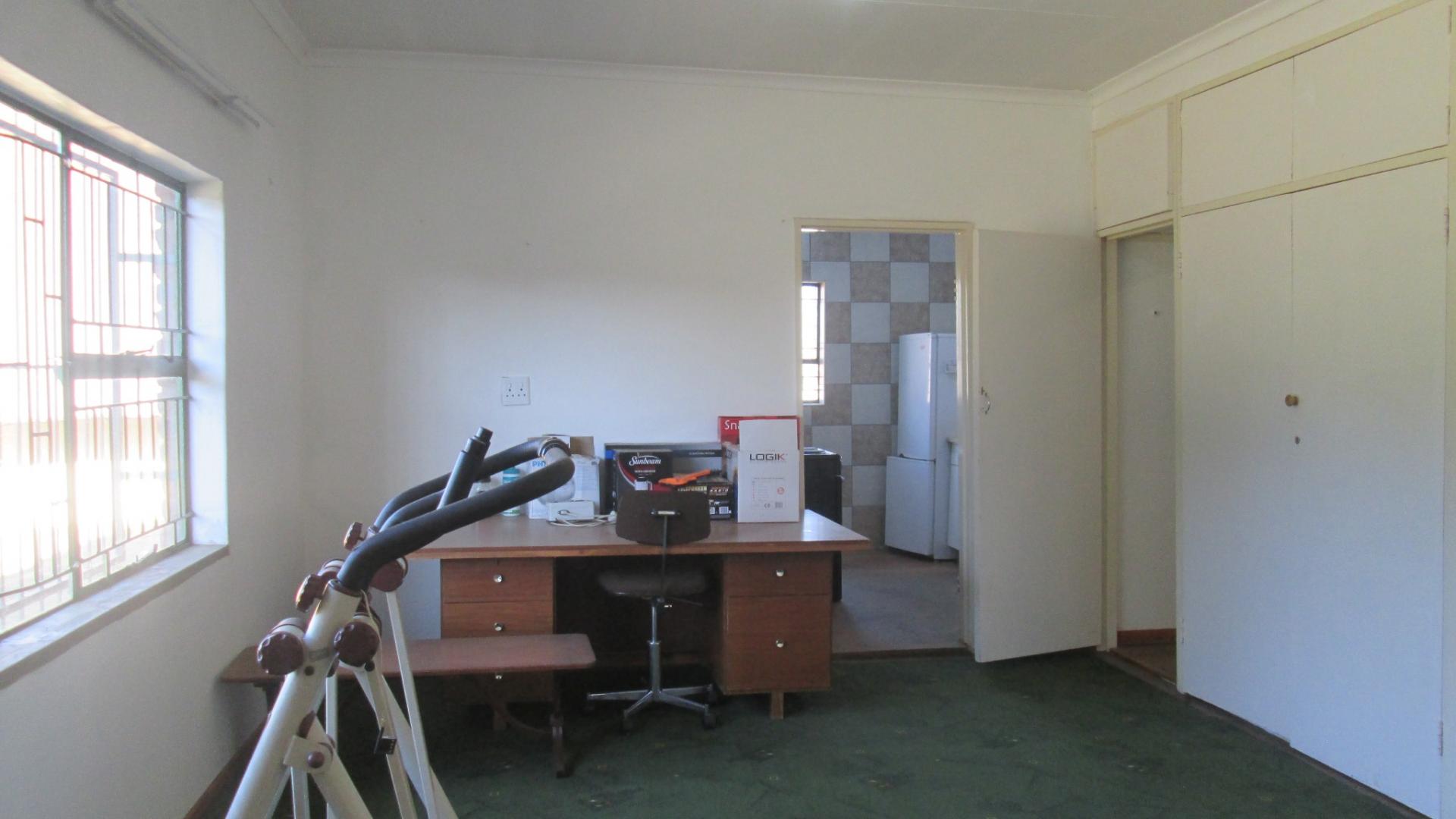 Lounges - 58 square meters of property in Buyscelia AH