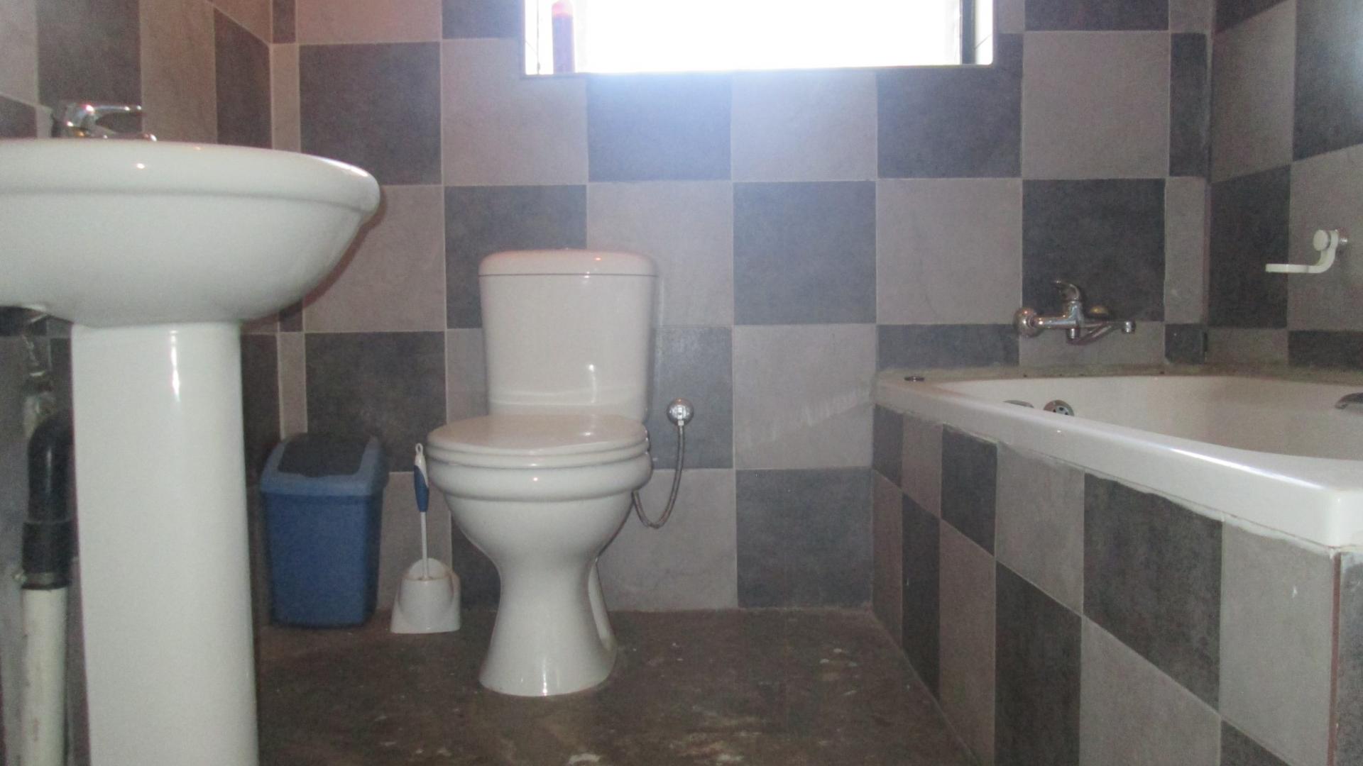 Main Bathroom - 11 square meters of property in Buyscelia AH