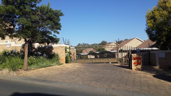 2 Bedroom Sectional Title for Sale For Sale in Wilgeheuwel  - Private Sale - MR136681