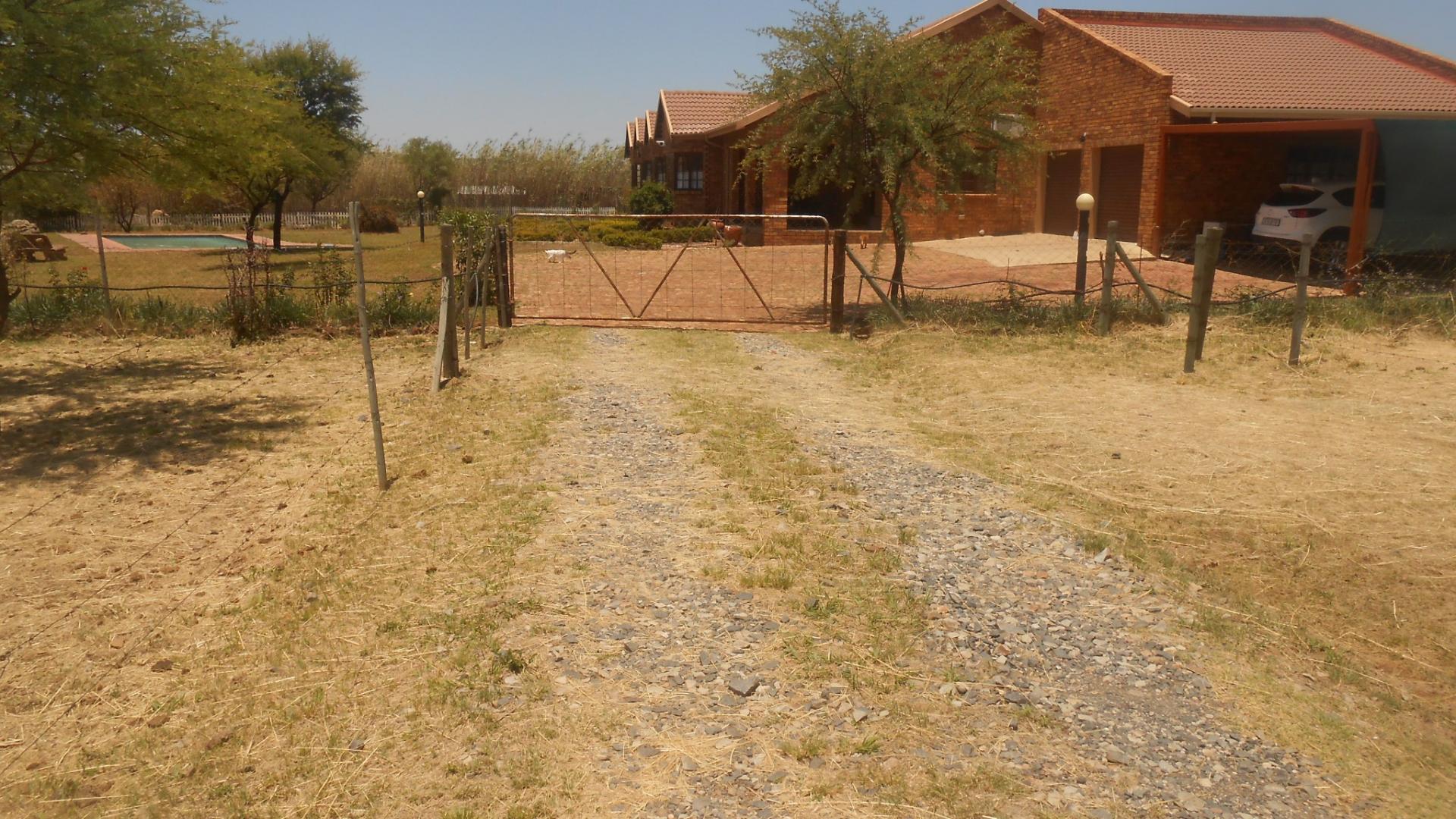 Front View of property in Boschkop