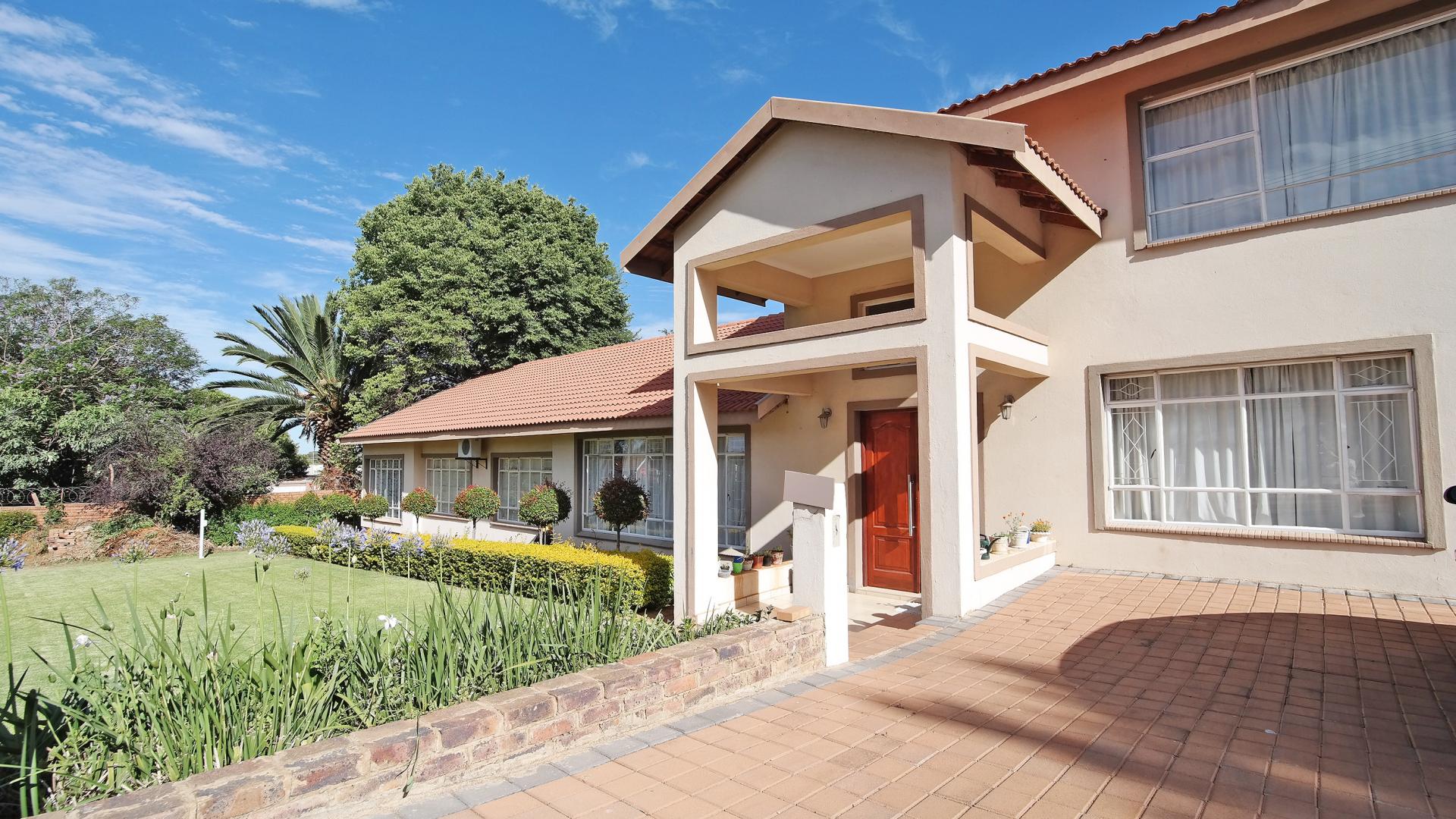 Front View of property in Constantia Glen