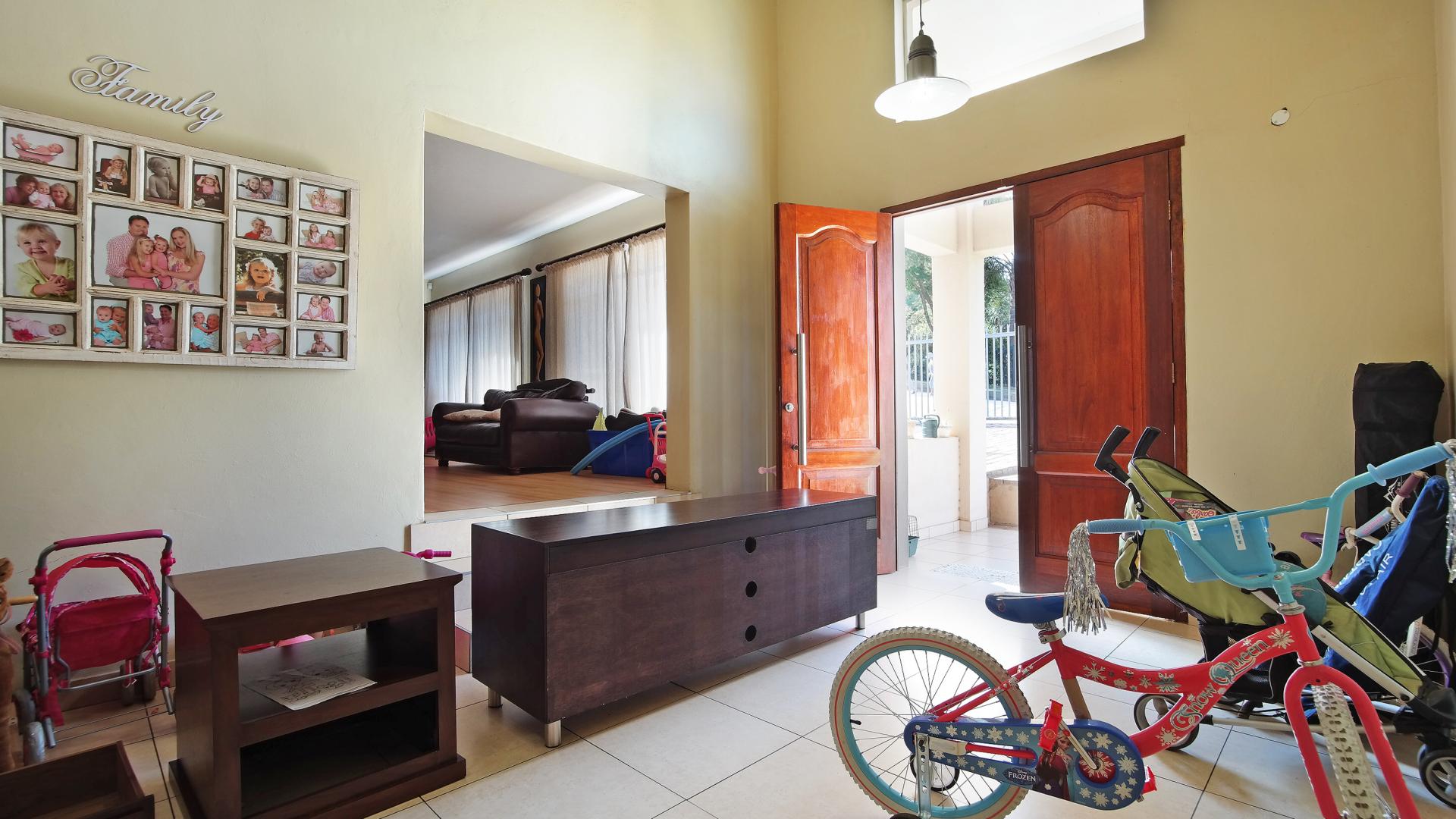 Spaces - 64 square meters of property in Constantia Glen