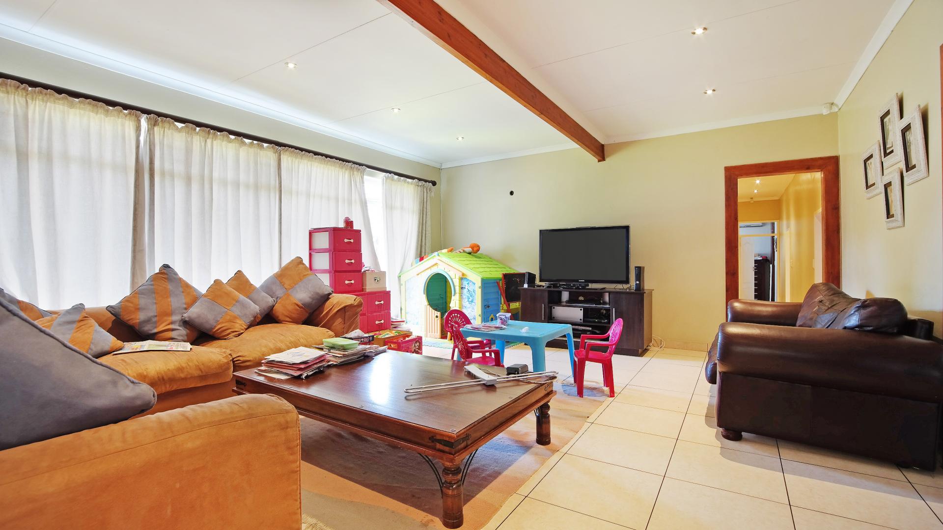 TV Room - 33 square meters of property in Constantia Glen