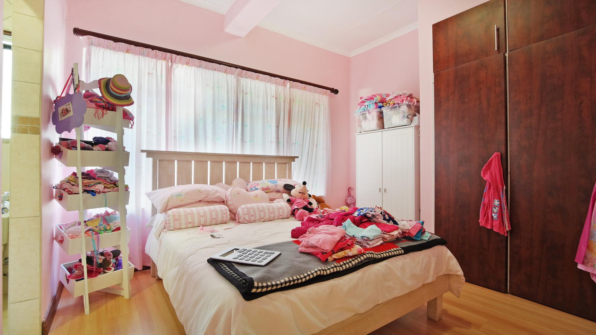 Bed Room 1 - 19 square meters of property in Constantia Glen