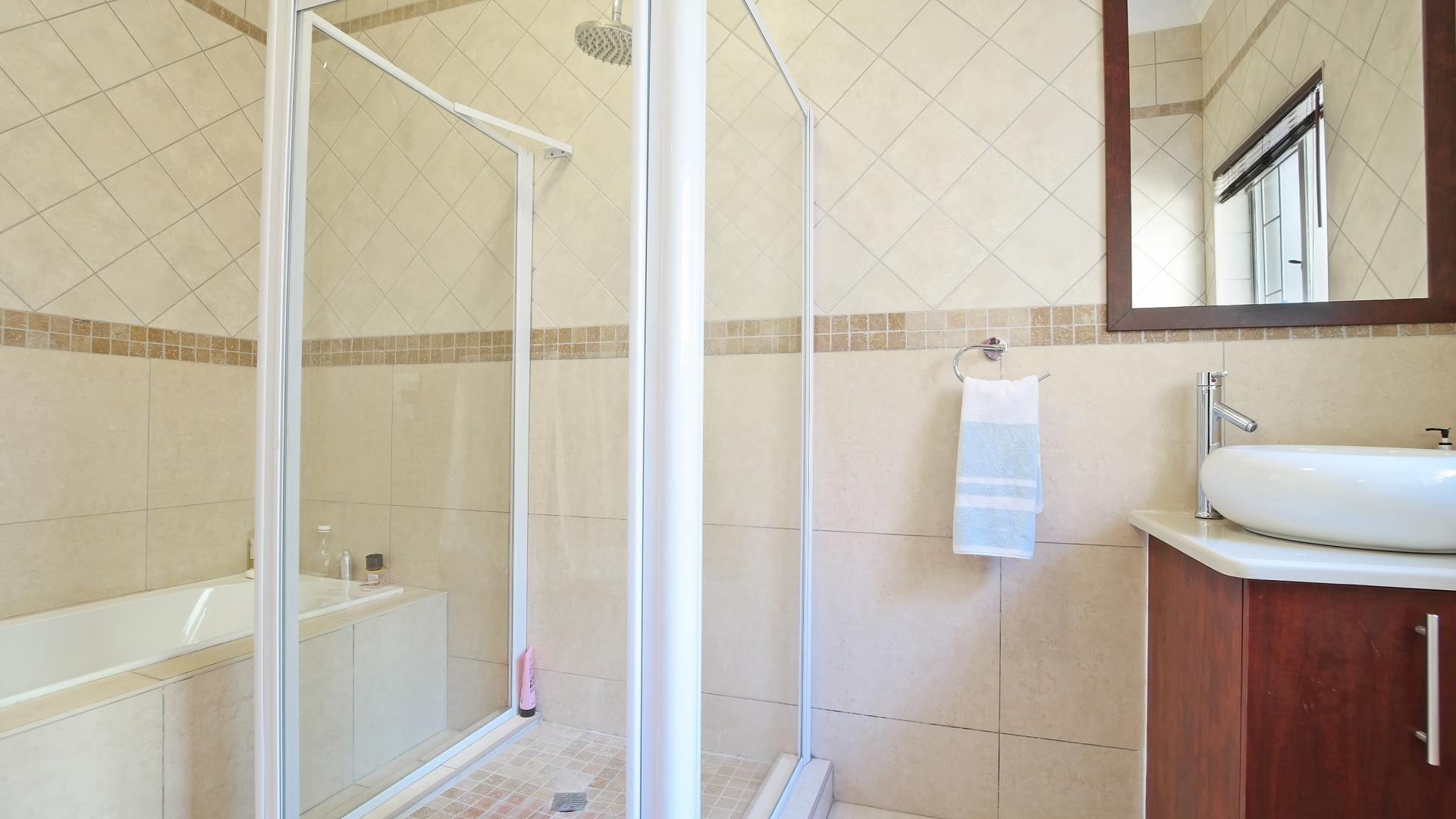 Bathroom 1 - 9 square meters of property in Constantia Glen