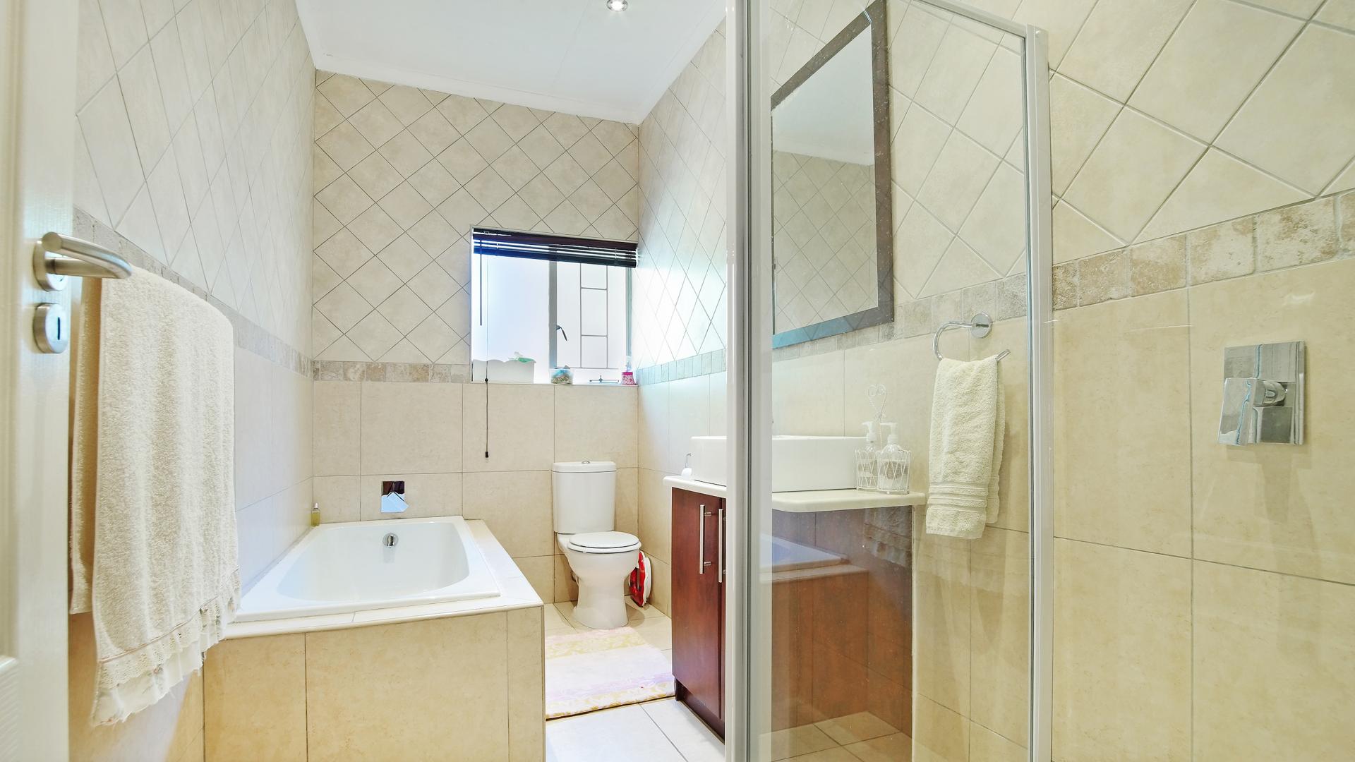 Bathroom 2 - 9 square meters of property in Constantia Glen