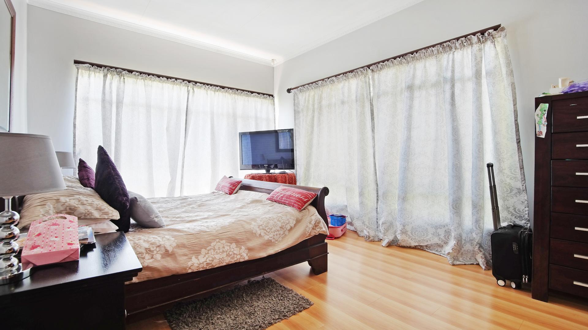 Main Bedroom - 35 square meters of property in Constantia Glen