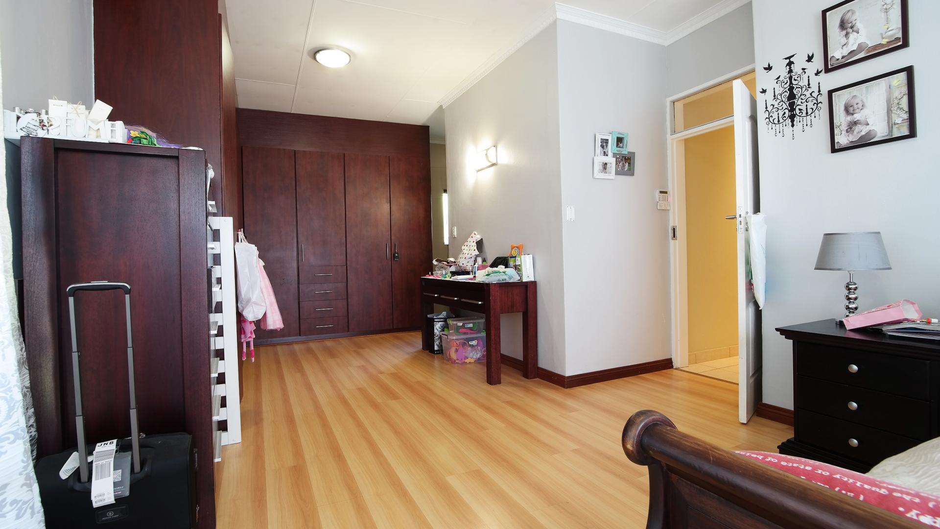 Main Bedroom - 35 square meters of property in Constantia Glen