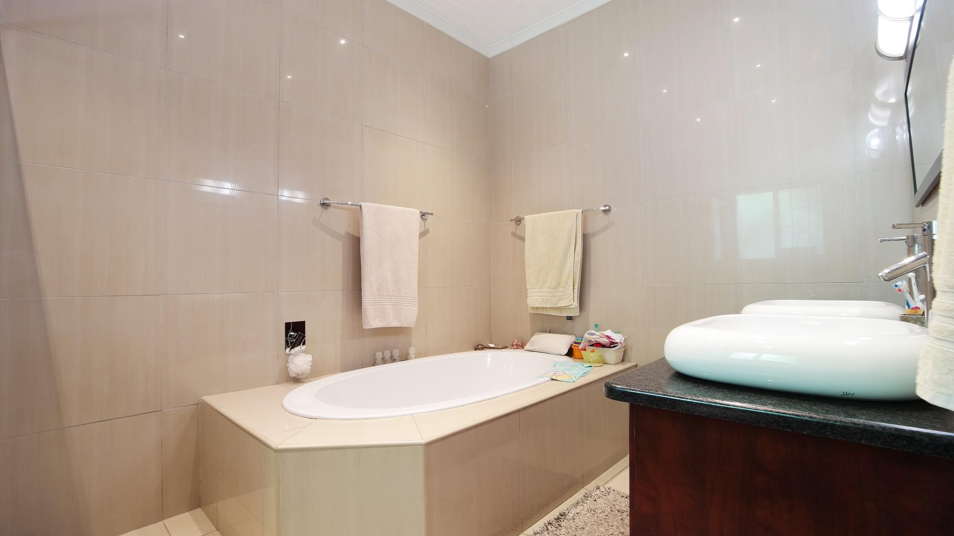 Main Bathroom - 11 square meters of property in Constantia Glen