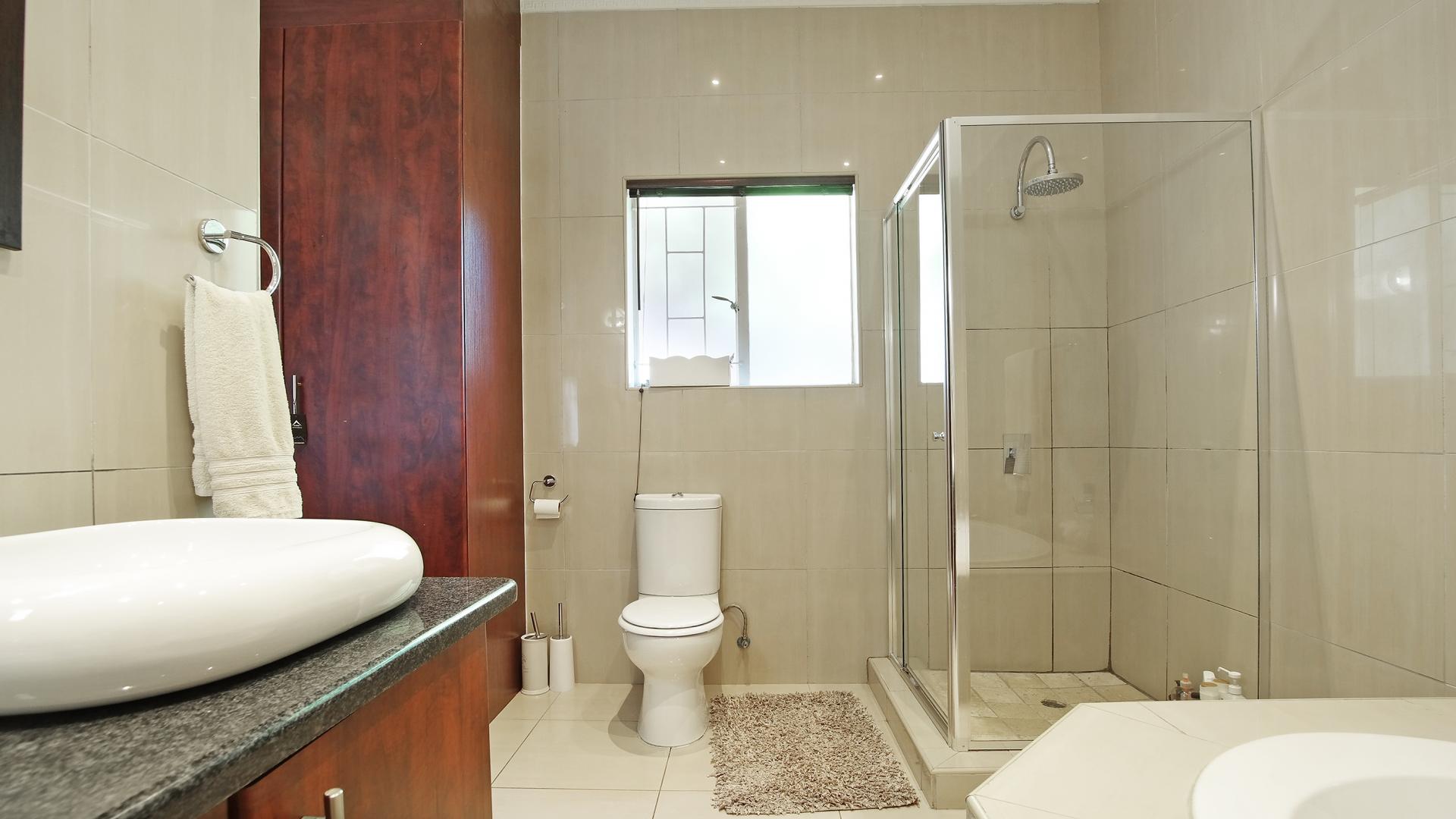 Main Bathroom - 11 square meters of property in Constantia Glen