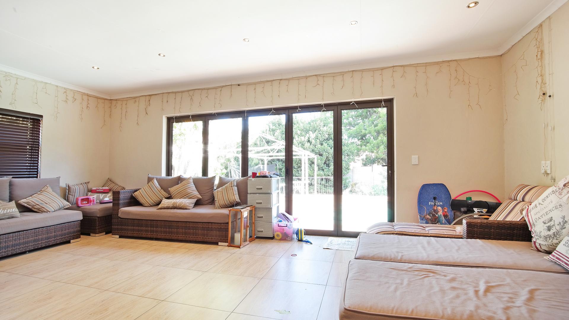Entertainment - 31 square meters of property in Constantia Glen