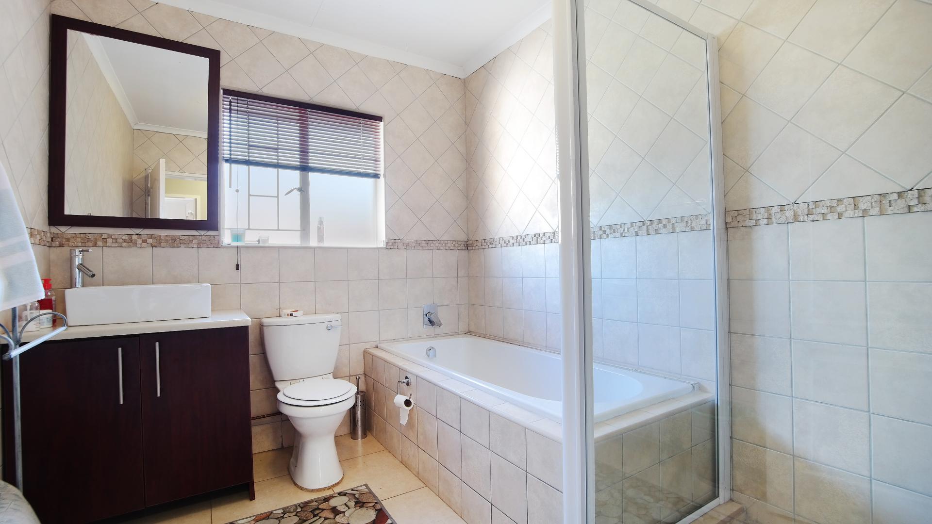 Bathroom 3+ - 7 square meters of property in Constantia Glen